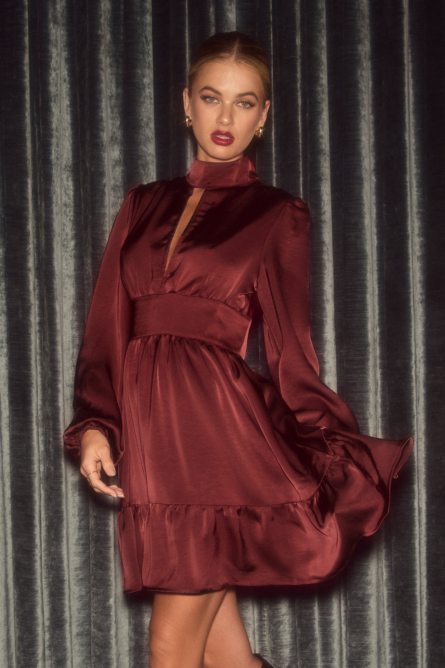 Vestido mini rojo con cuello alto  manga larga y volantes