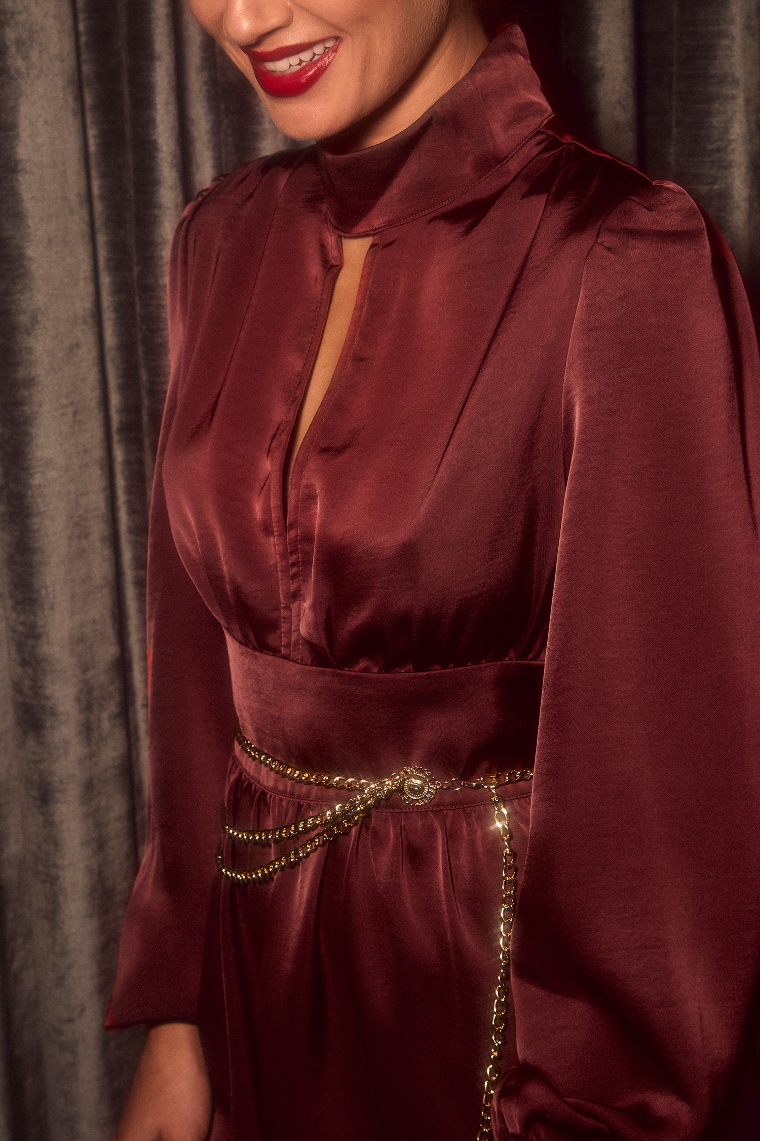 Vestido mini rojo con cuello alto  manga larga y volantes