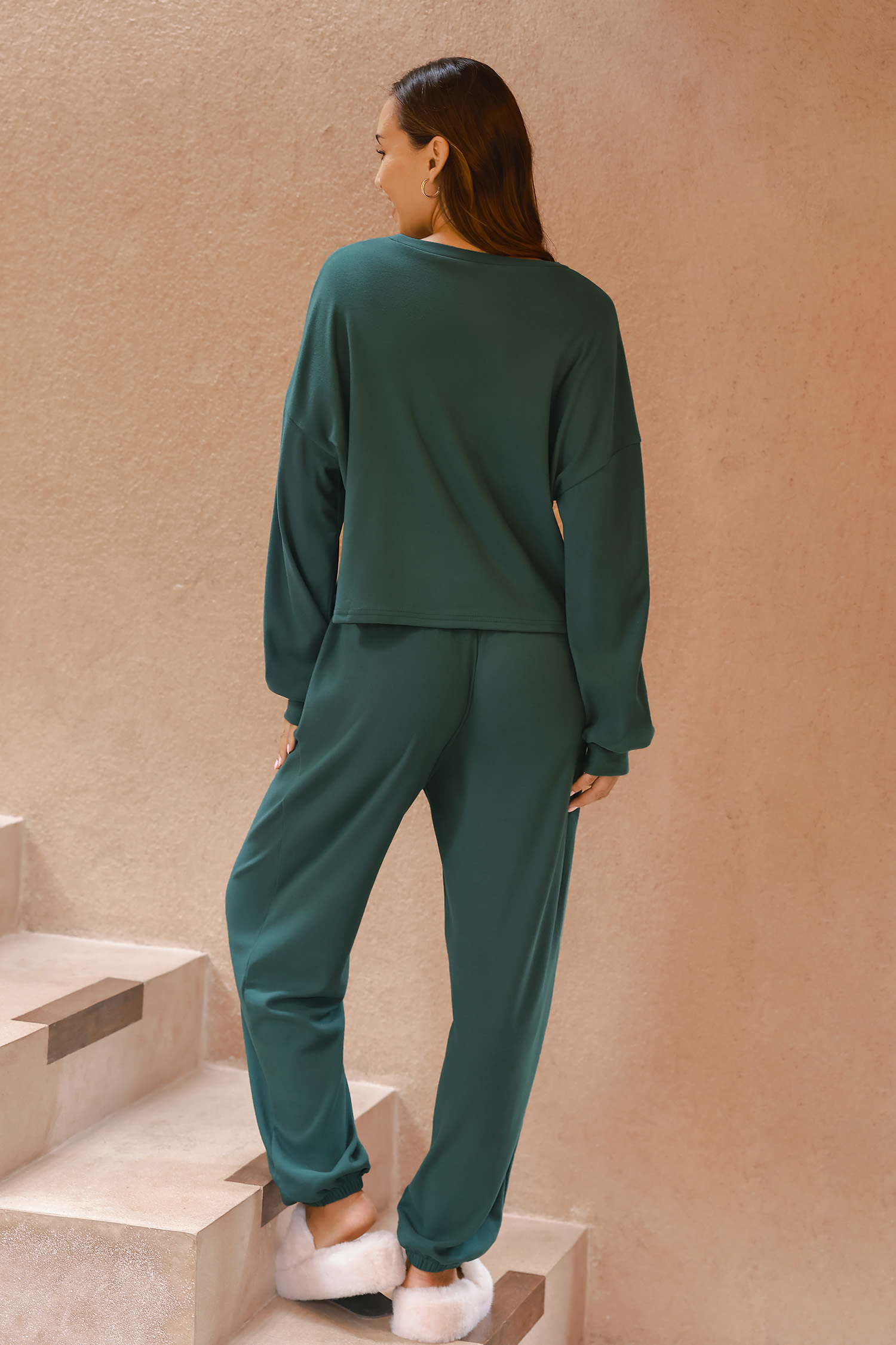 Conjunto de pijama con cuello redondo y pantalones en color verde bosque