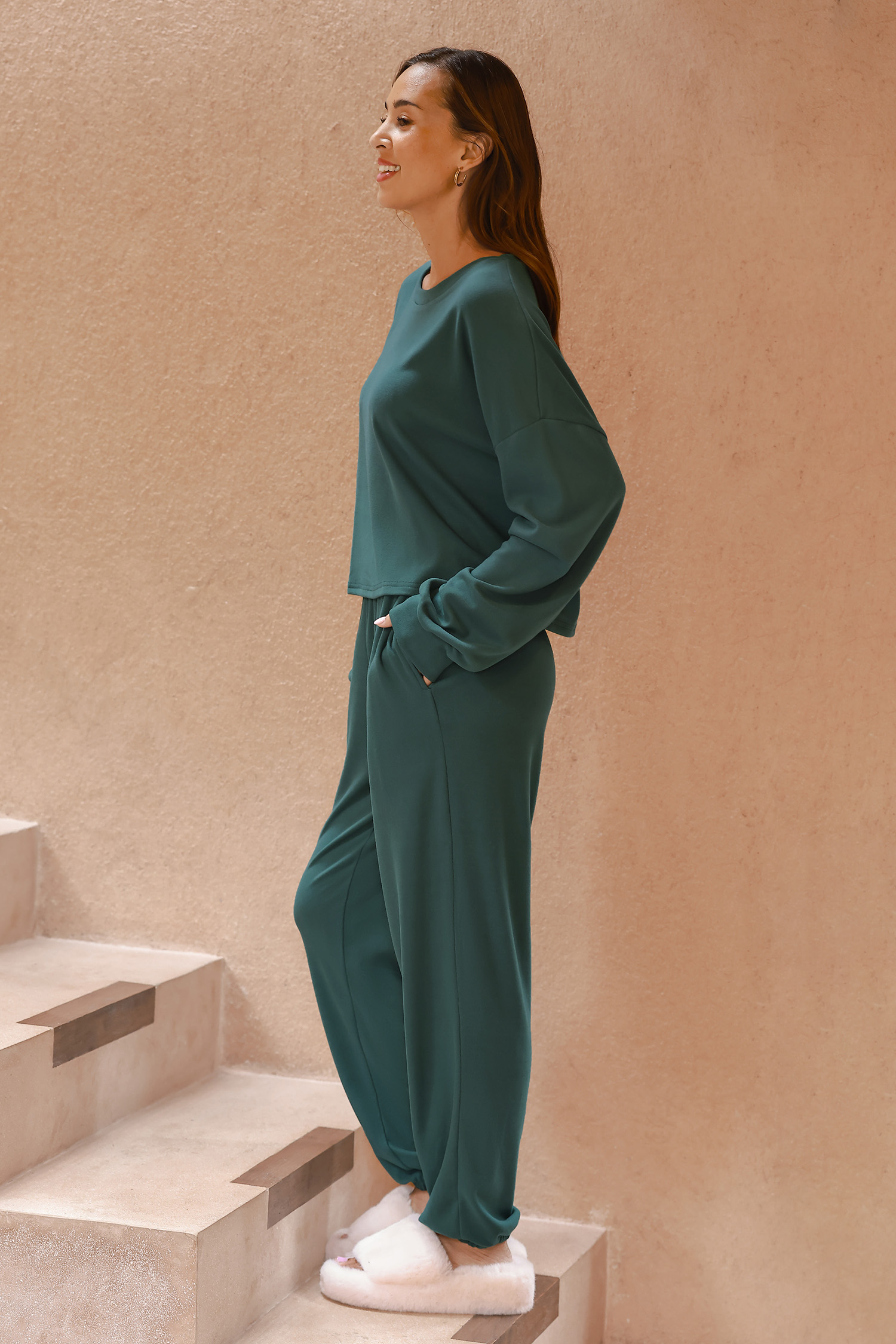 Conjunto de pijama con cuello redondo y pantalones en color verde bosque