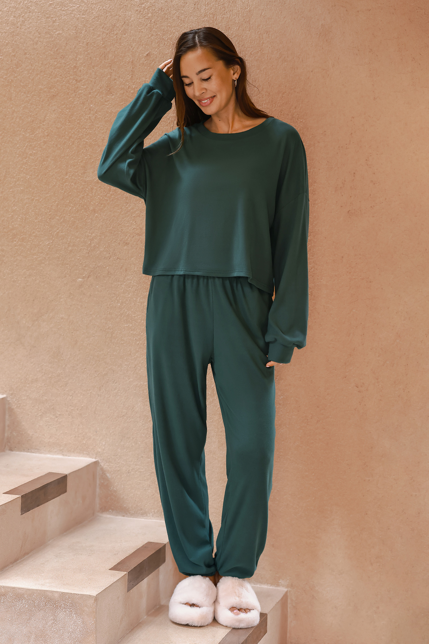 Conjunto de pijama con cuello redondo y pantalones en color verde bosque