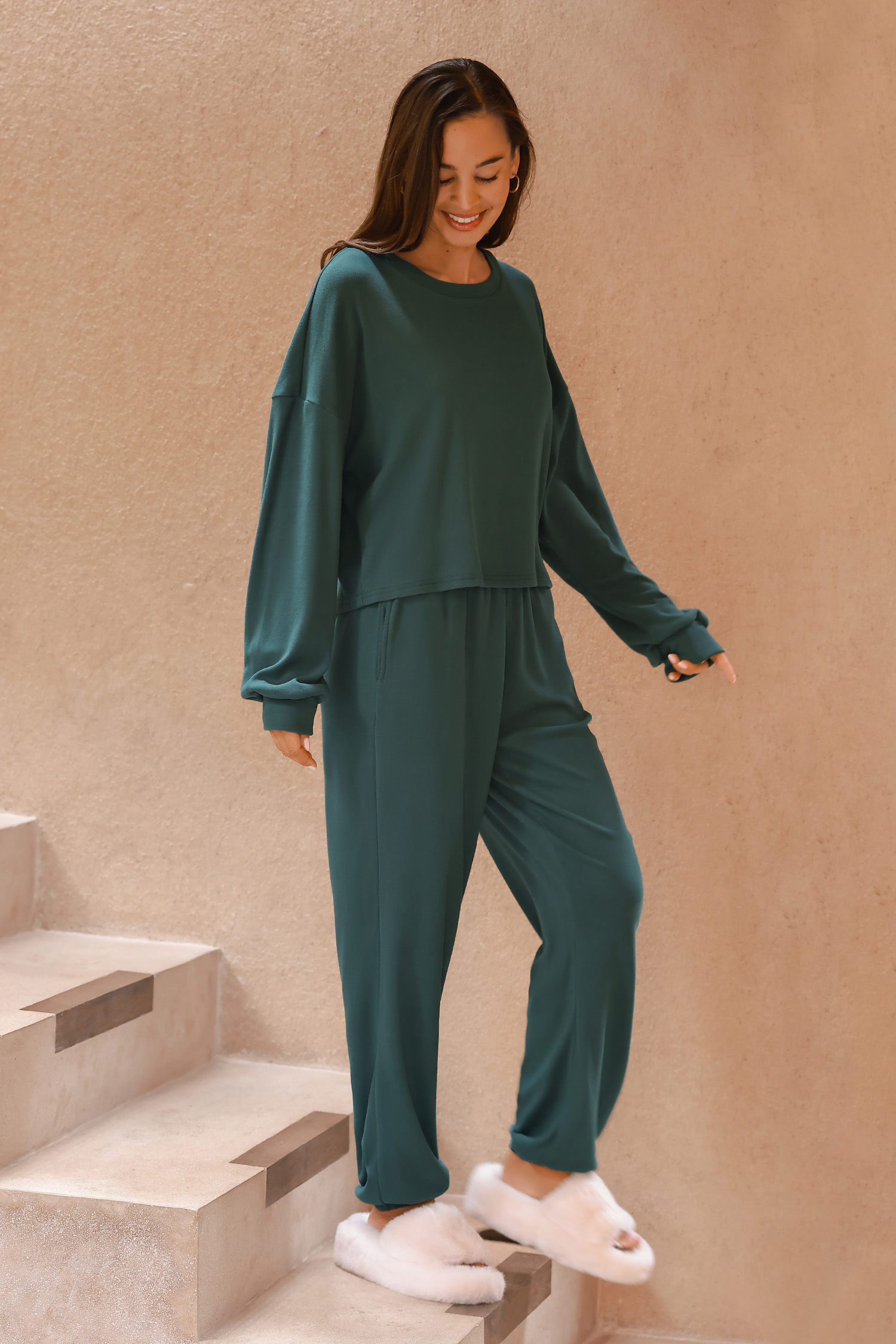 Conjunto de pijama con cuello redondo y pantalones en color verde bosque