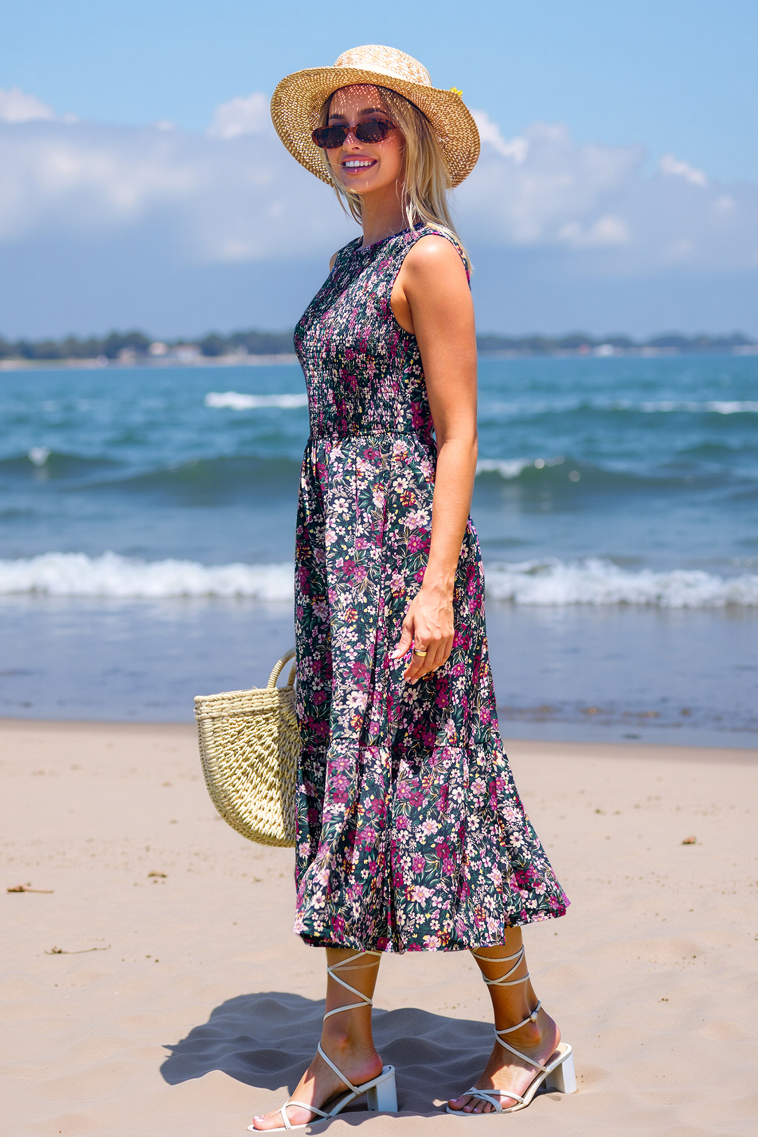 Vestido midi sin mangas con escote fruncido y estampado floral oscuro
