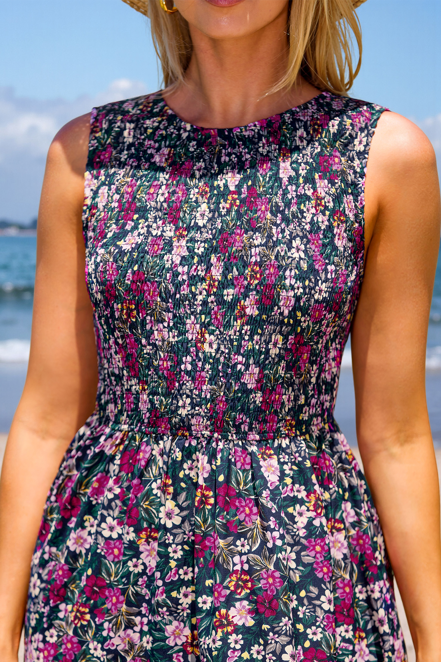 Vestido midi sin mangas con escote fruncido y estampado floral oscuro