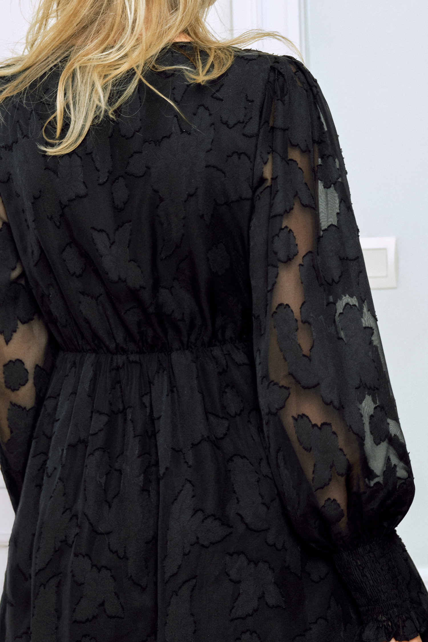 Minivestido de manga larga con apliques 3D de malla negra
