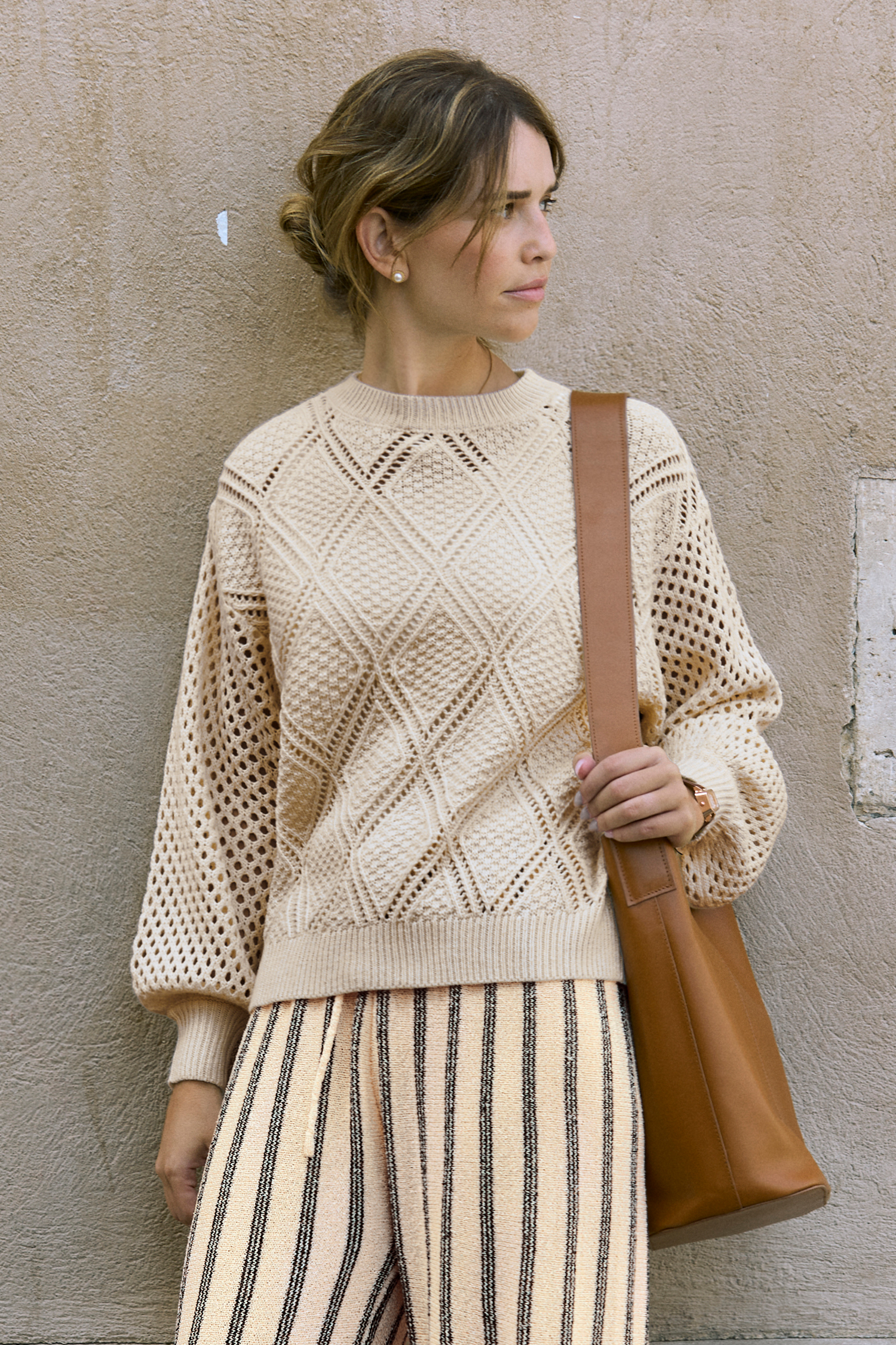 Beiger Cut-out Pullover mit langen Ballonärmeln