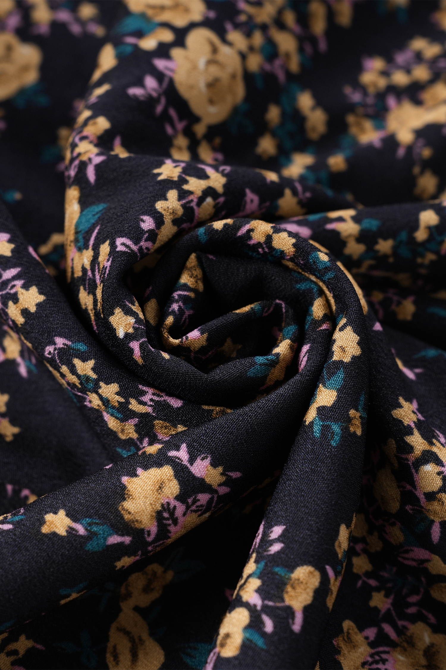 Robe courte à petites fleurs et manches paysannes