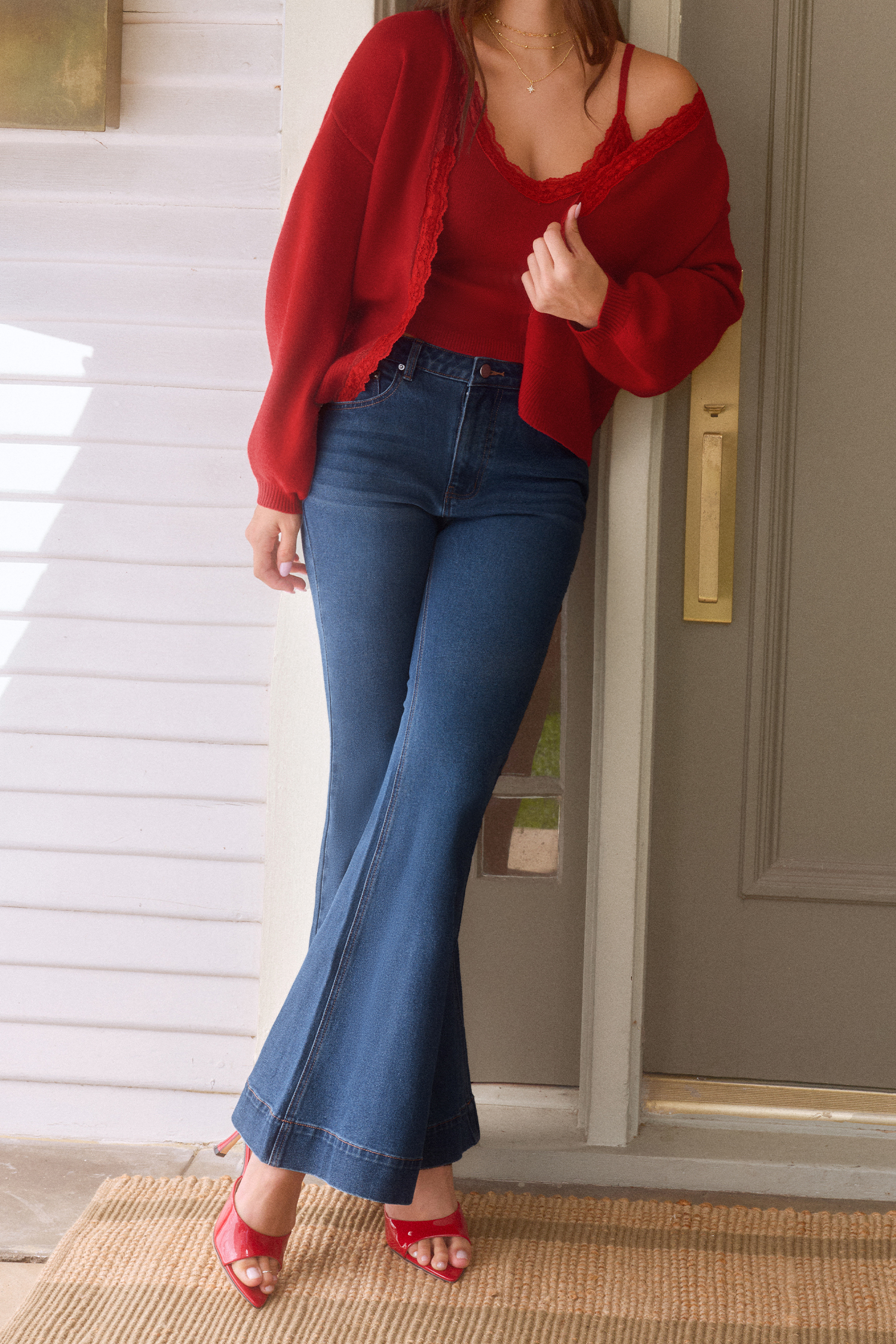 Jean délavé foncé à taille moyenne et jambe évasée