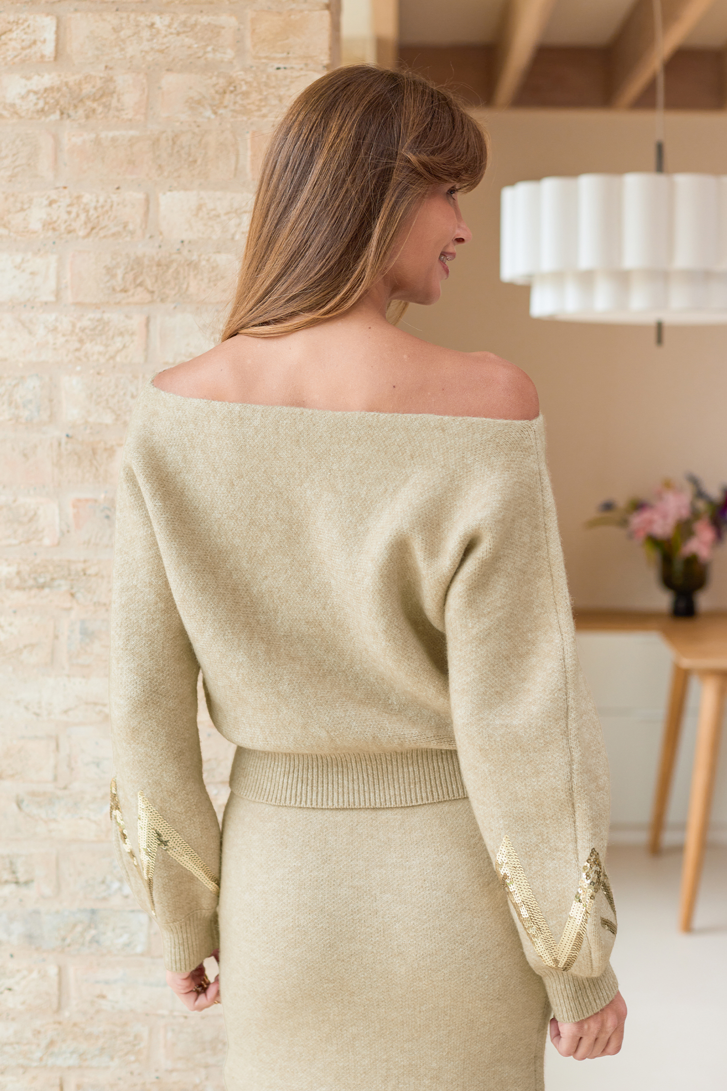 Pull à épaules dénudées et à paillettes d'or