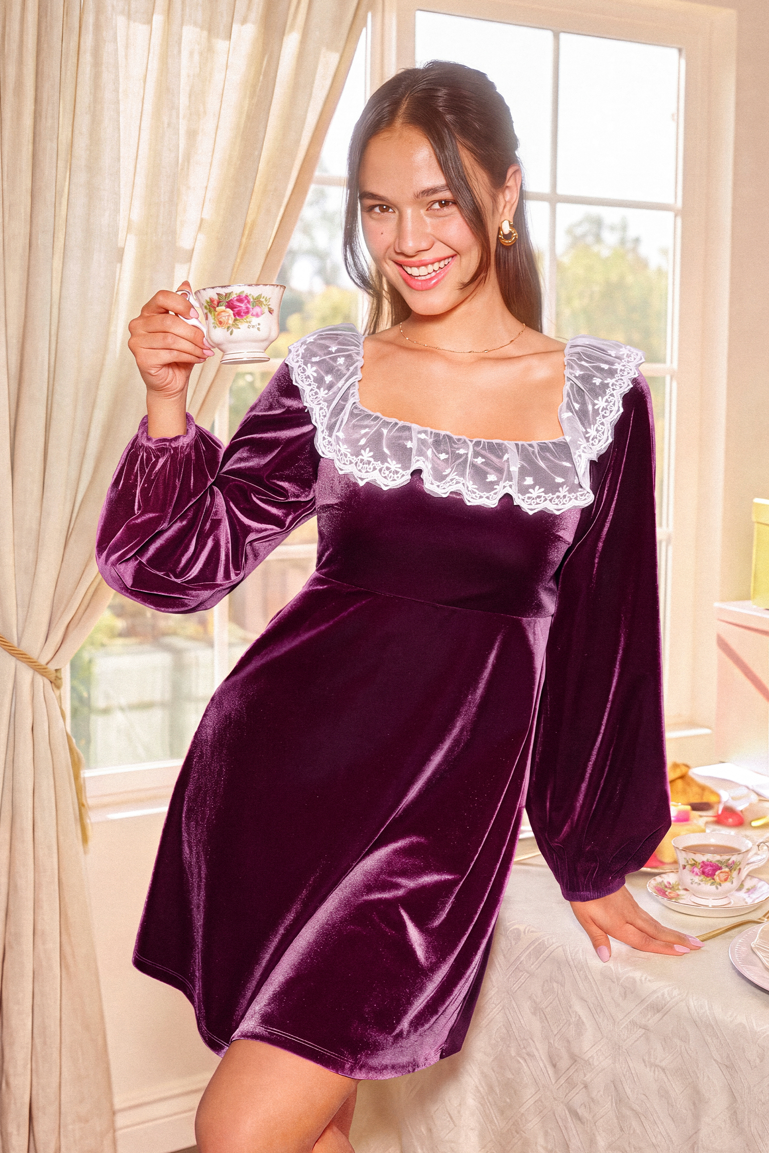 Robe courte violette à col carré et bordure en dentelle