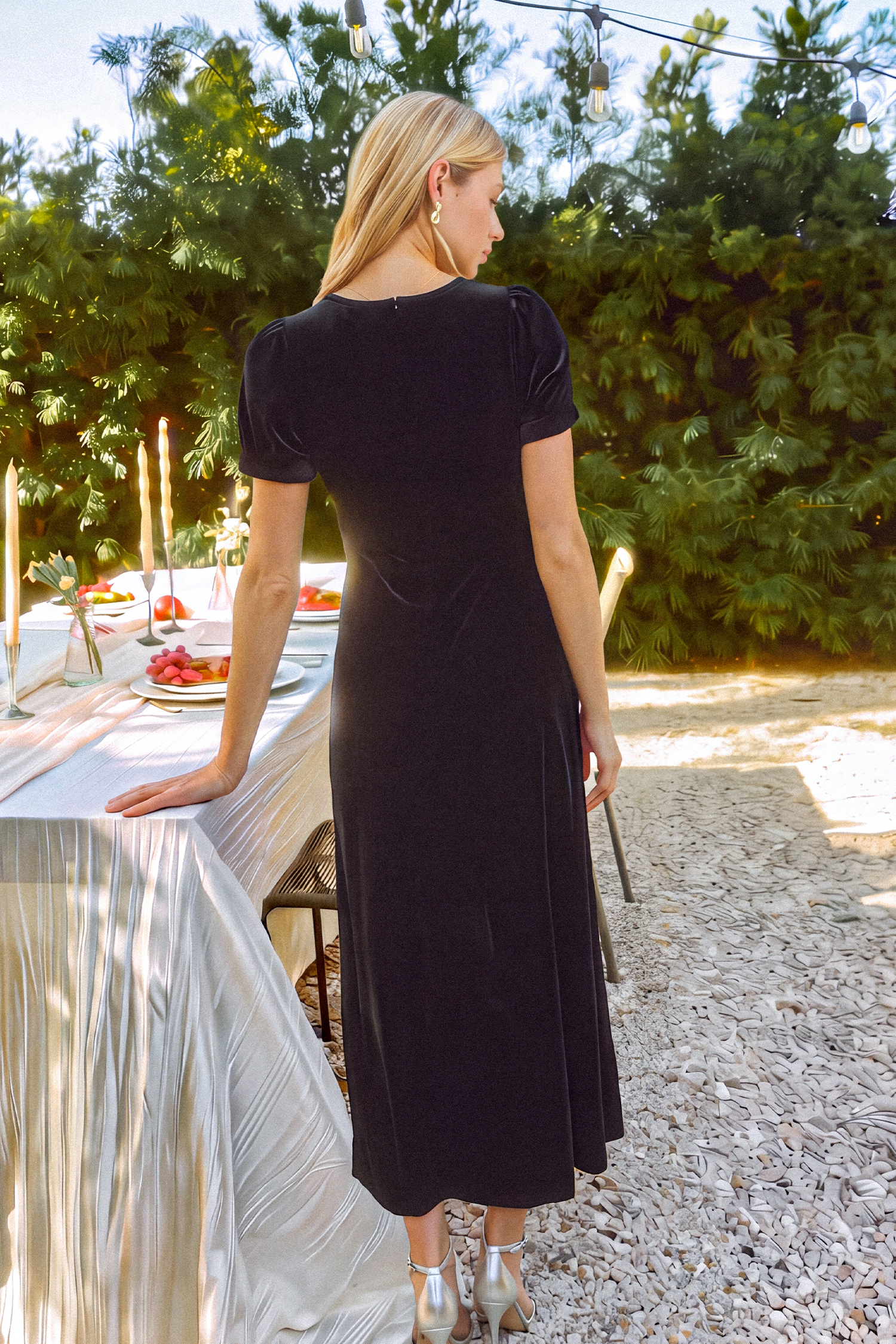 Robe longue noire en tricot à col V et bordure en dentelle