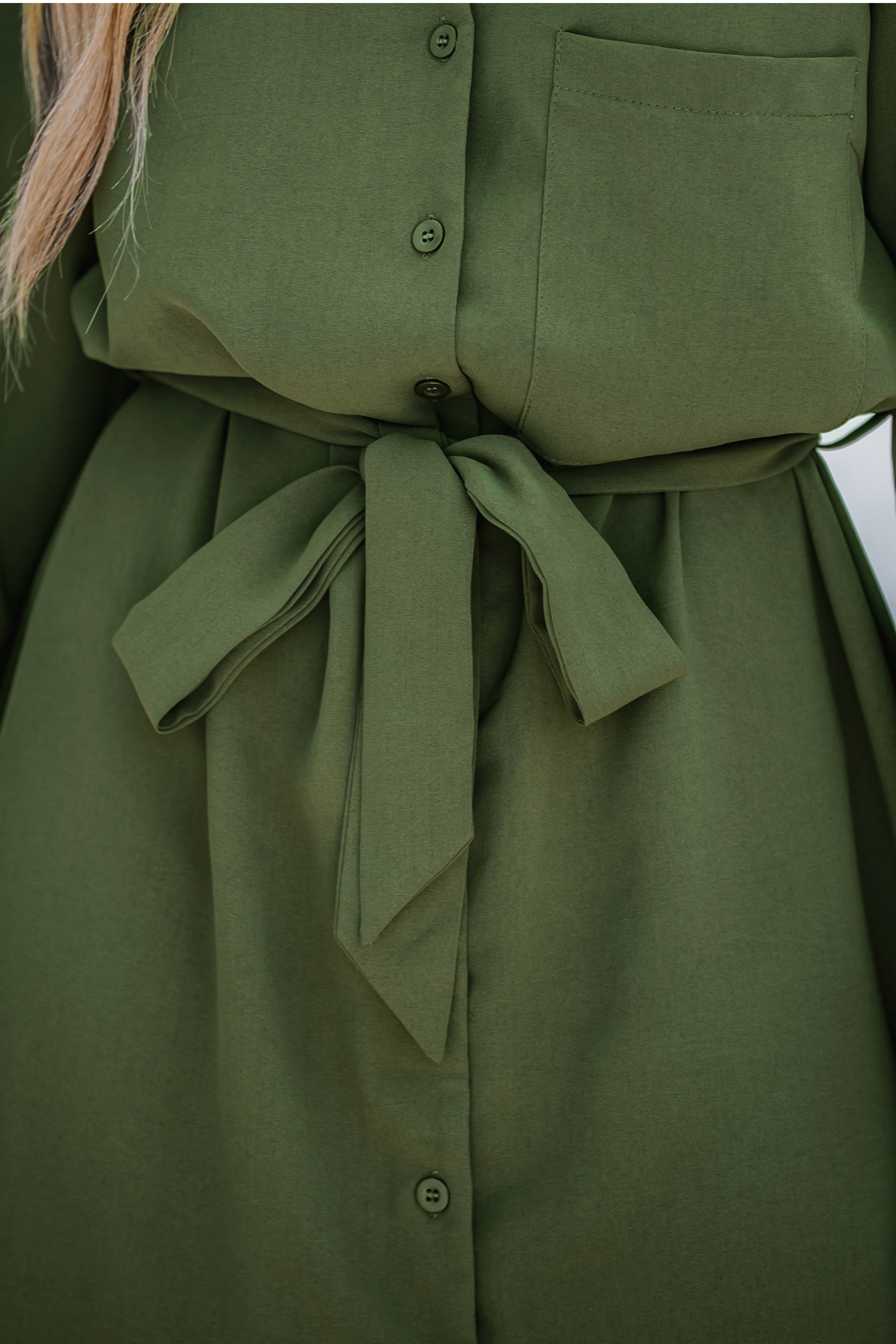 Mini vestido verde oliva con cinturón