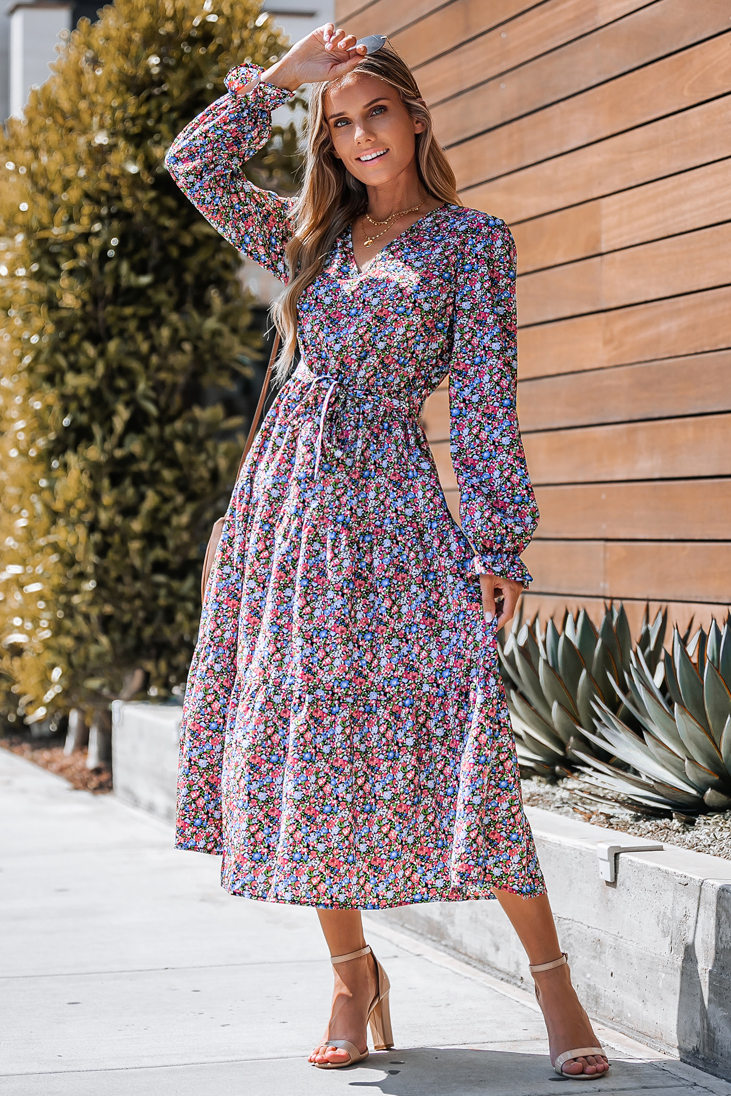 Vestido largo con manga trompeta floral de florecitas