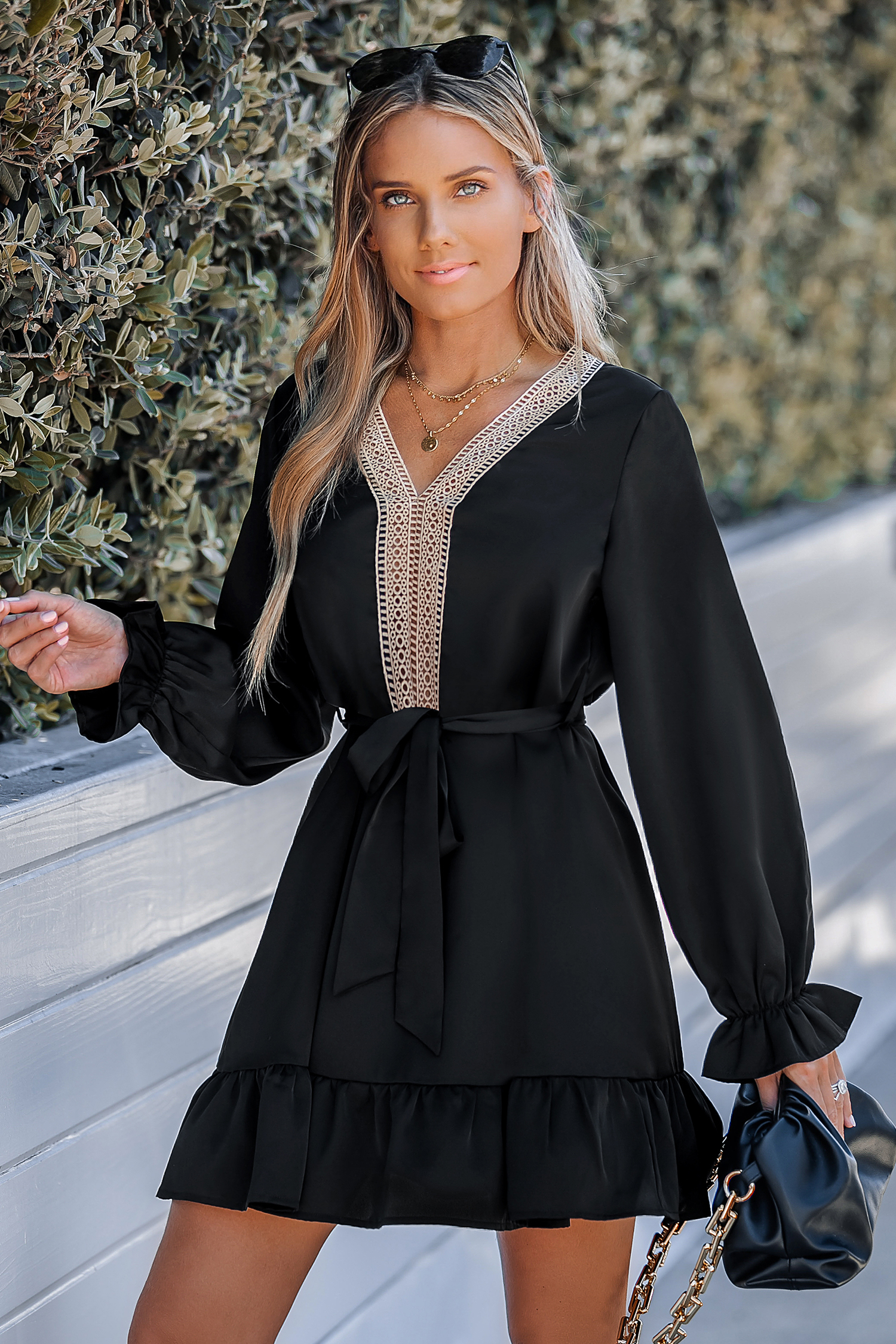 Vestido de manga trompeta con ribete de encaje y cinturón