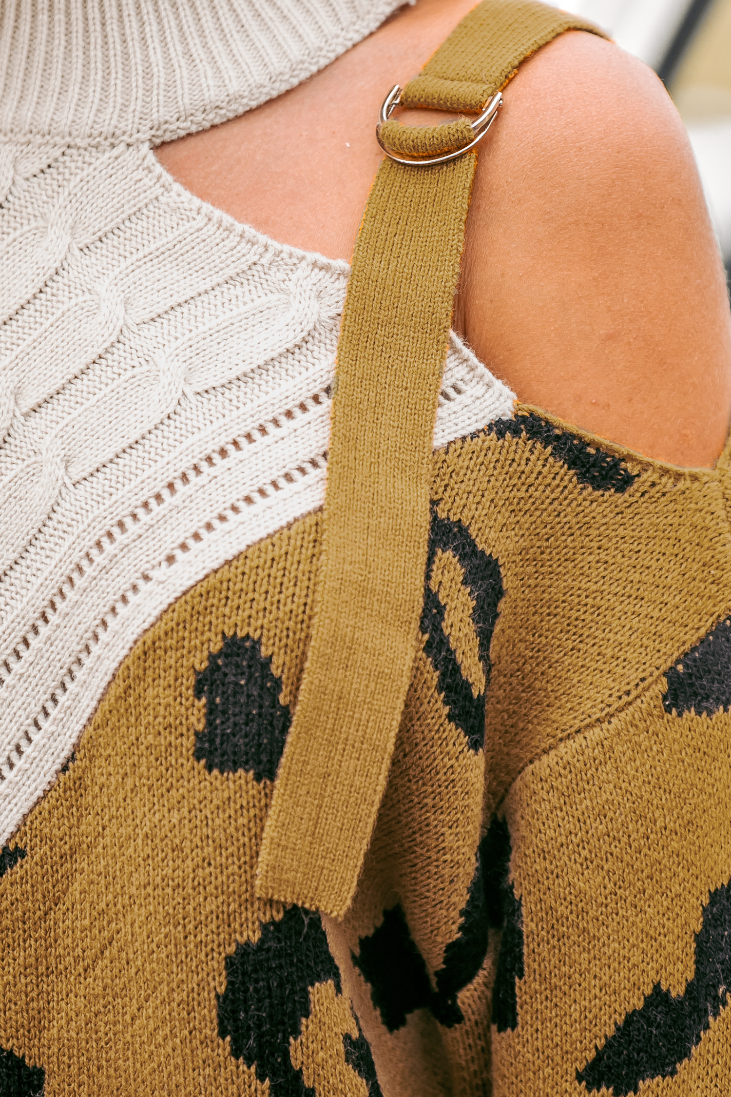 Suéter con recorte en bloques de color y estampado de leopardo