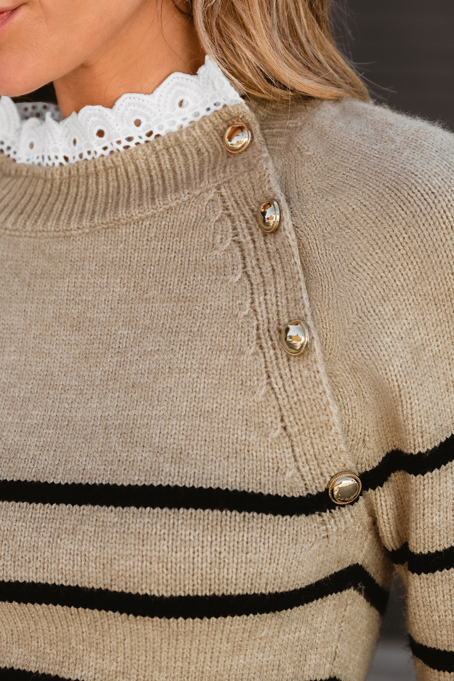 Vestido suéter con botones a rayas de encaje