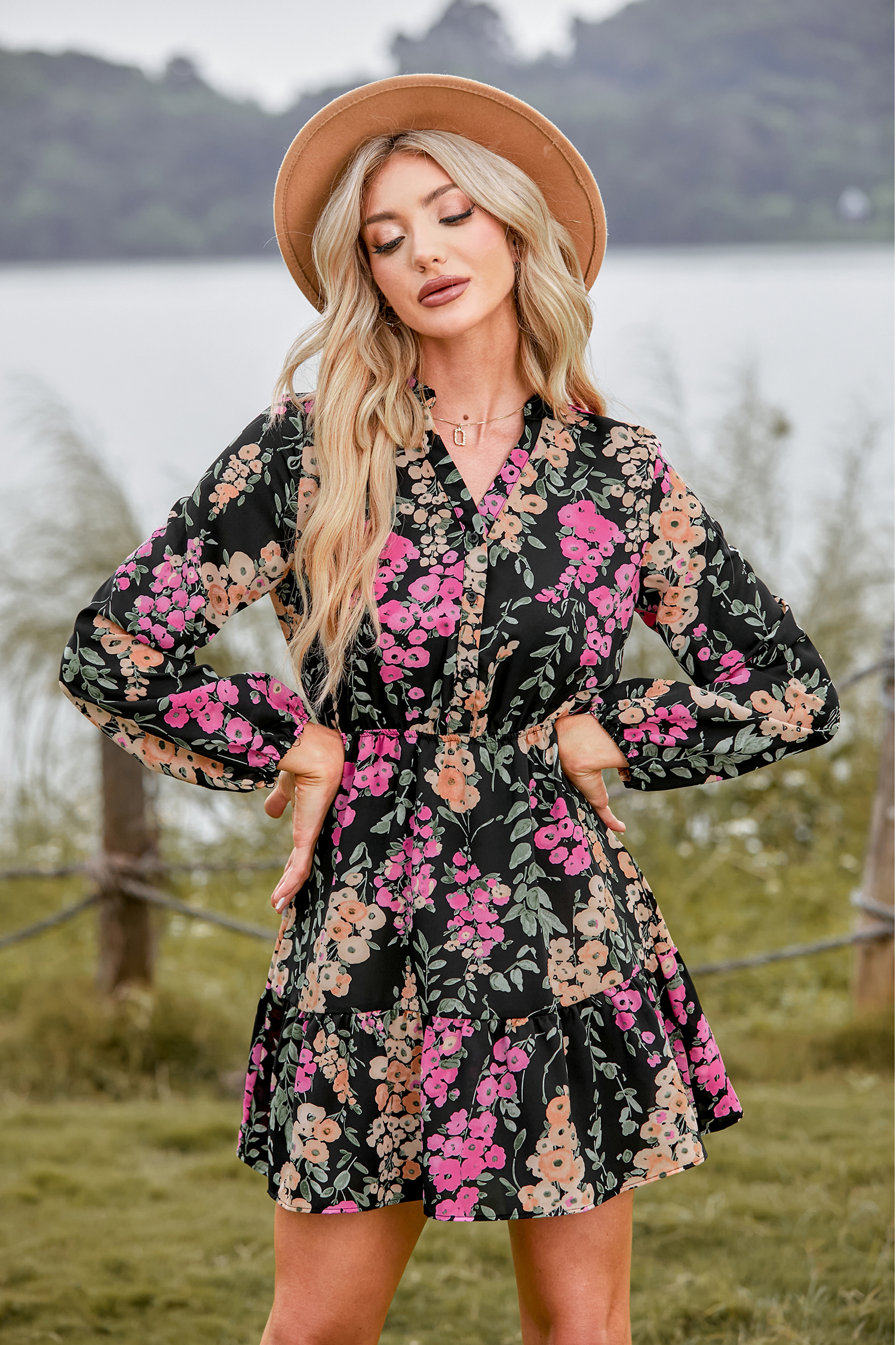Robe avec col en V et manches bouffantes à imprimé floral