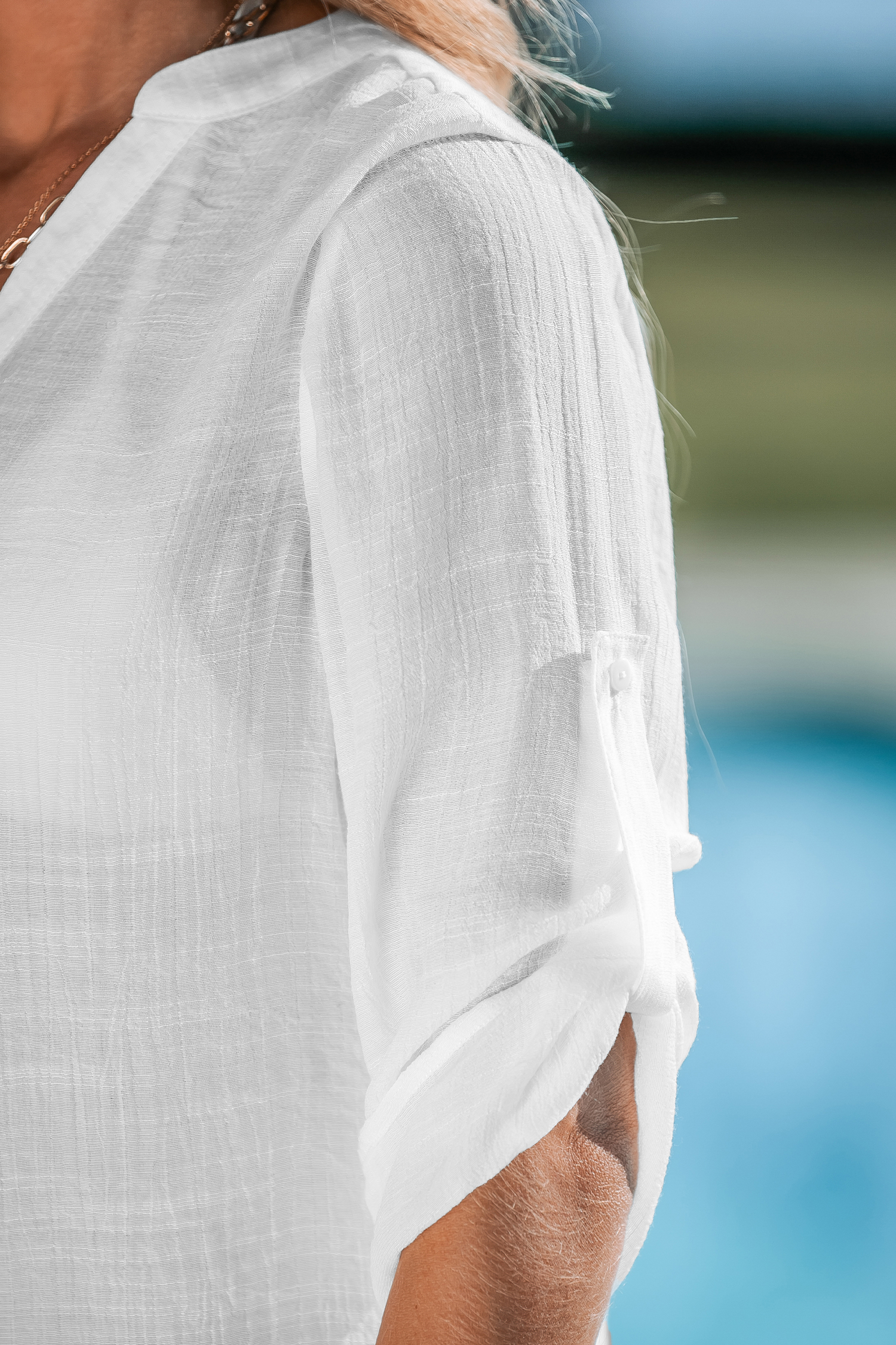 Vestido blanco de manga larga con cuello en V