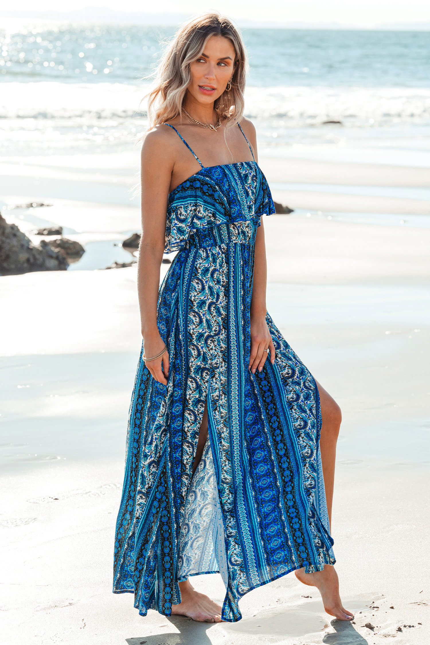 Vestido largo con corpiño con volantes y paisley azul