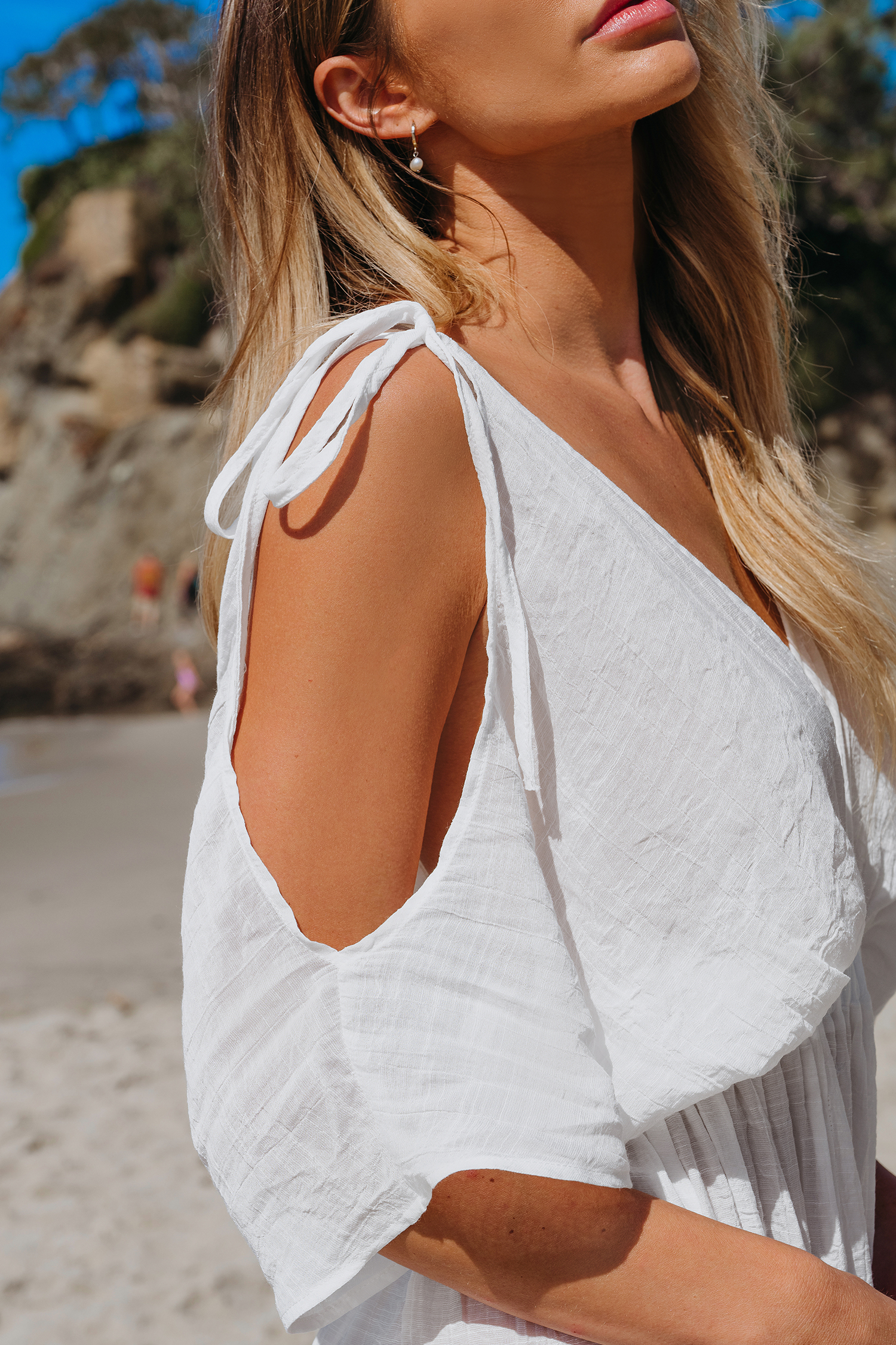 Vestido playero largo tejido con dobladillo dividido y escote pronunciado  color blanco