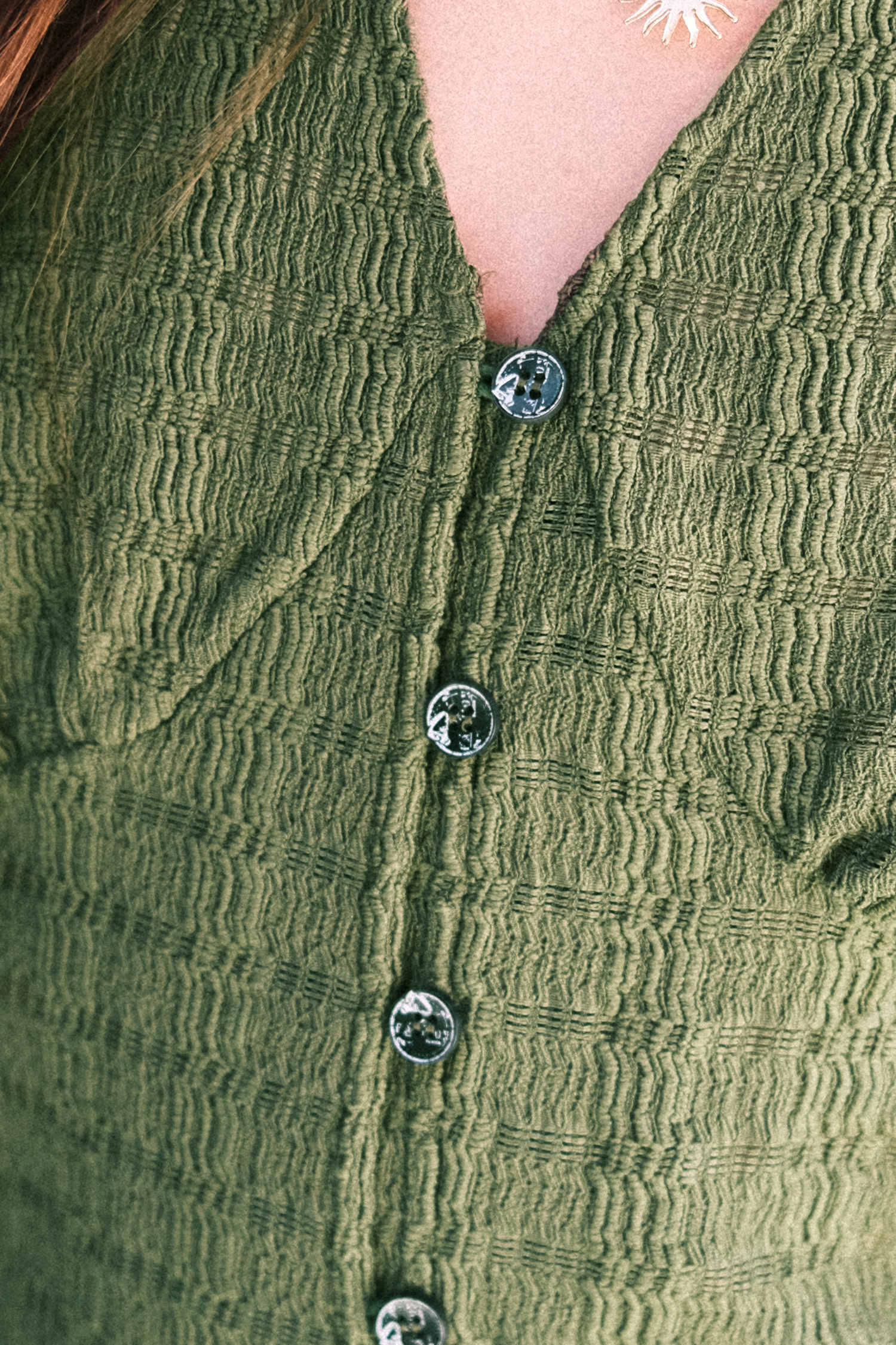 Robe avec col en V et boutons à smocks