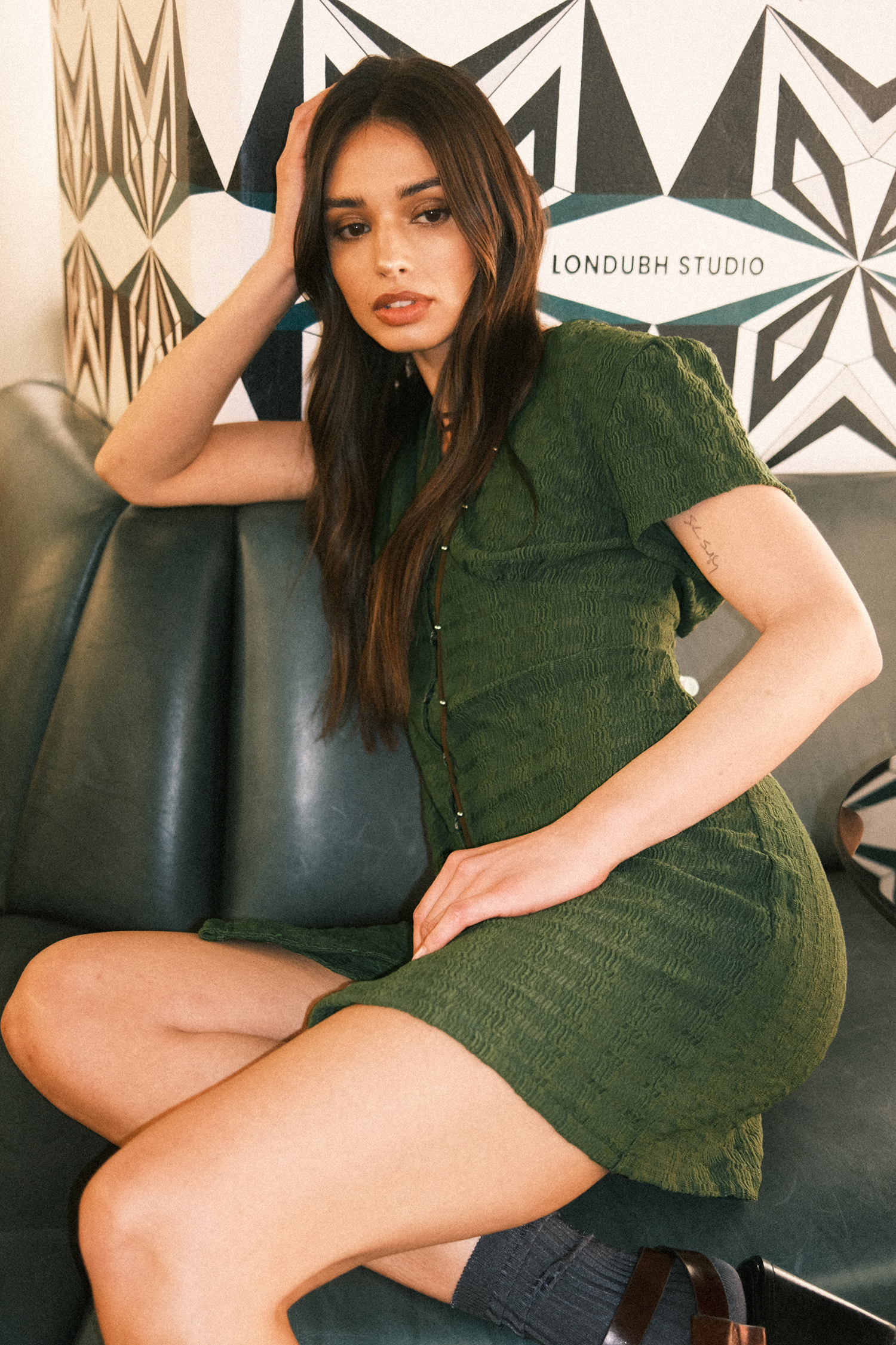 Robe avec col en V et boutons à smocks