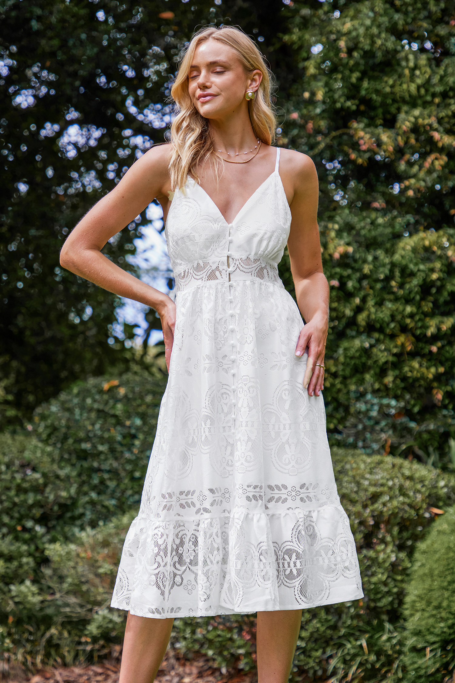 Vestido lencero con volante y botones delanteros de encaje blanco