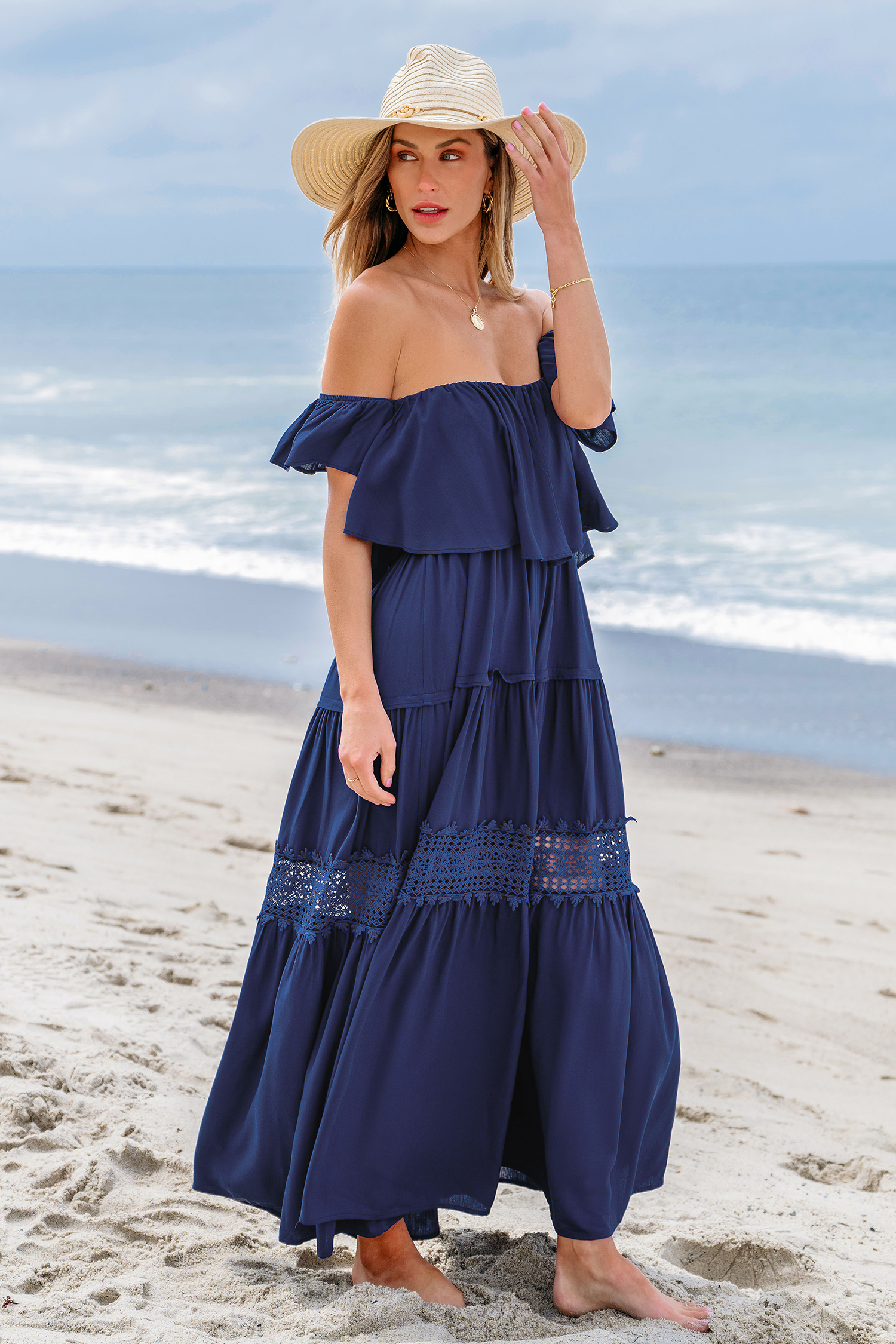 Vestido largo de encaje con hombros descubiertos