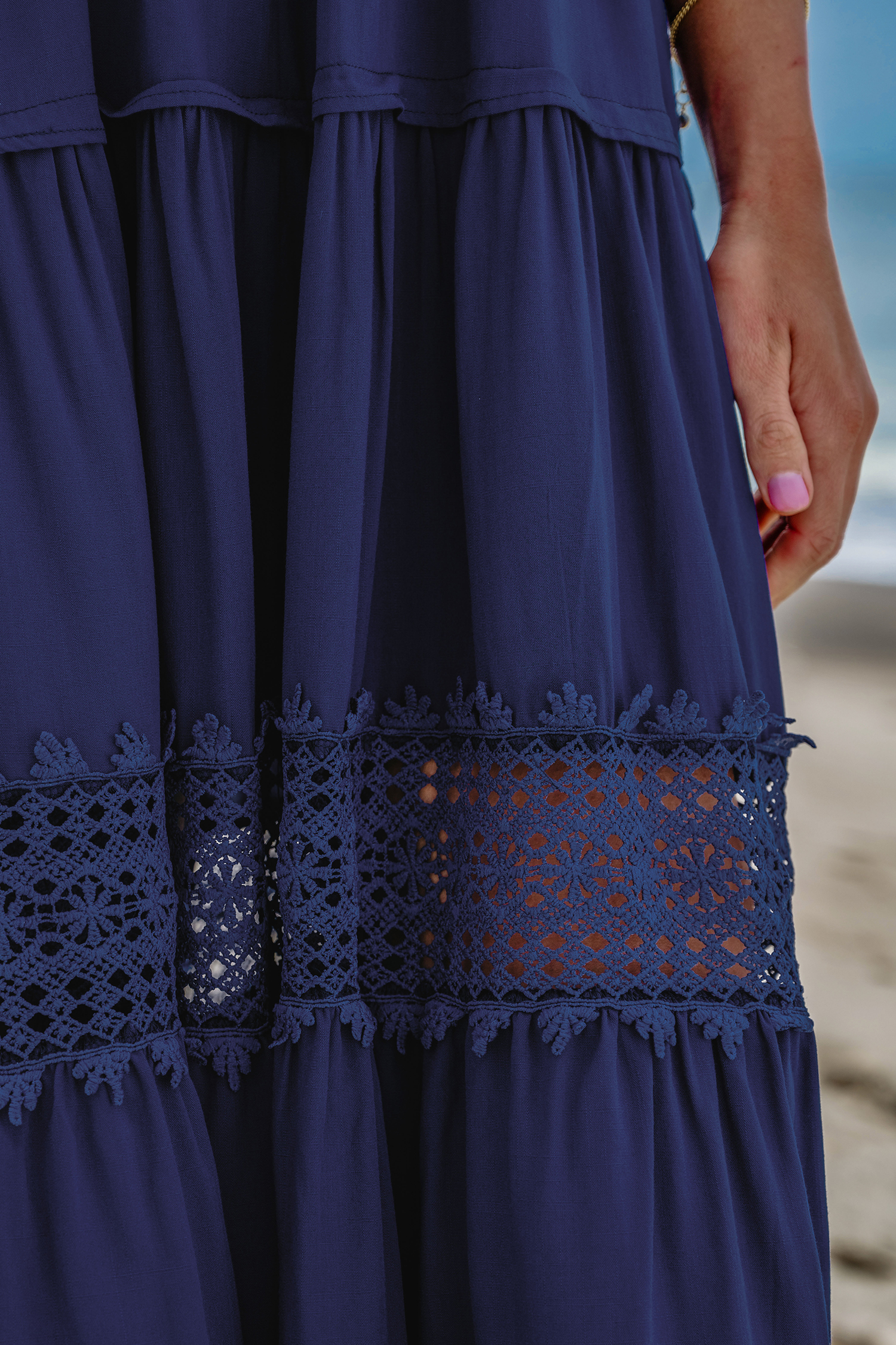 Vestido largo de encaje con hombros descubiertos