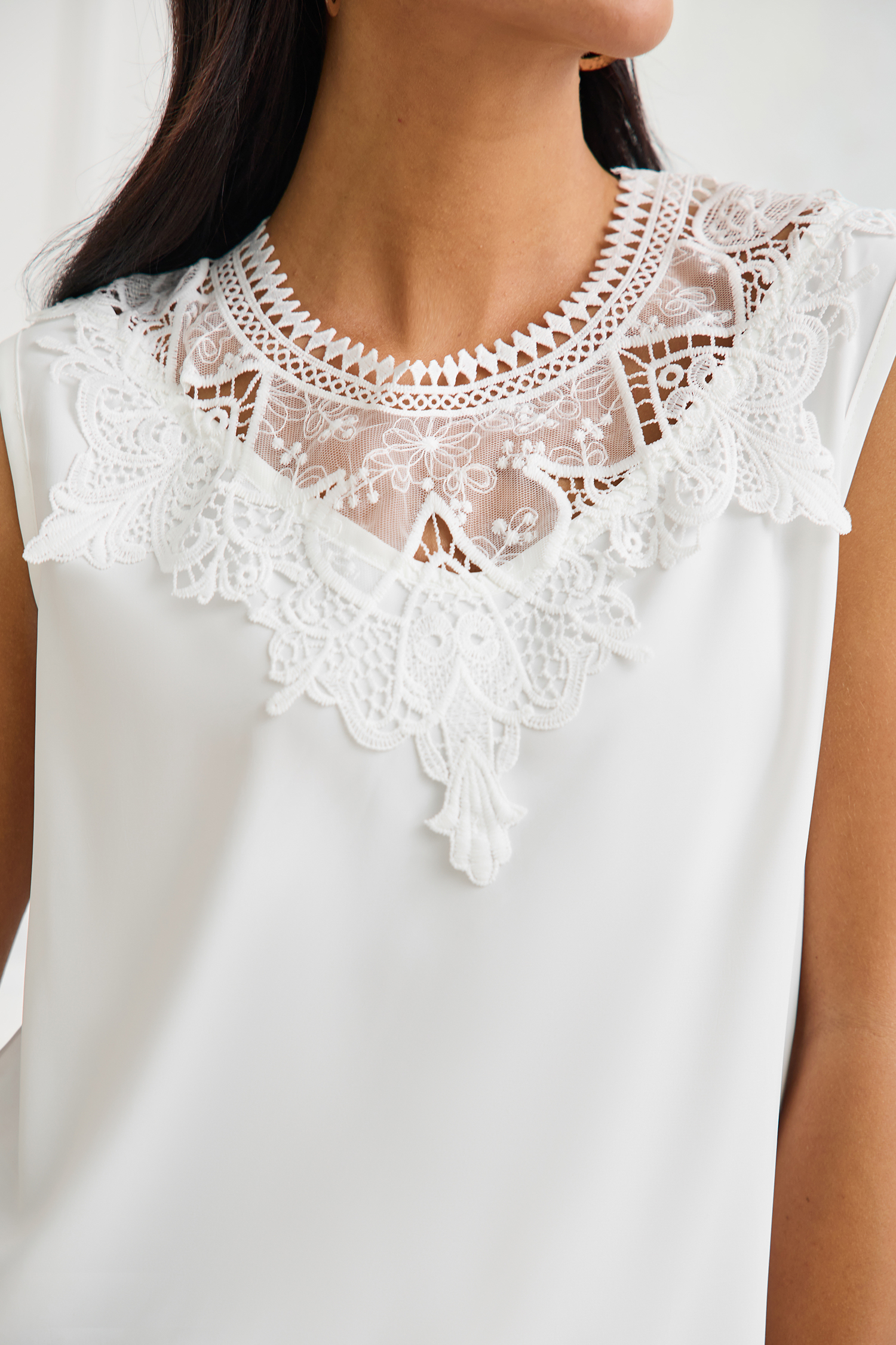 White Lace Round Neck Sleeveless Top
