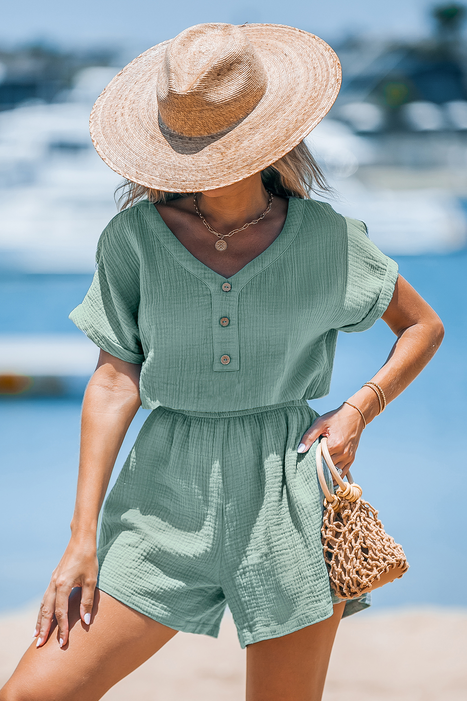 Pagliaccetto salvia a maniche corte con tasca ampia sulla gamba