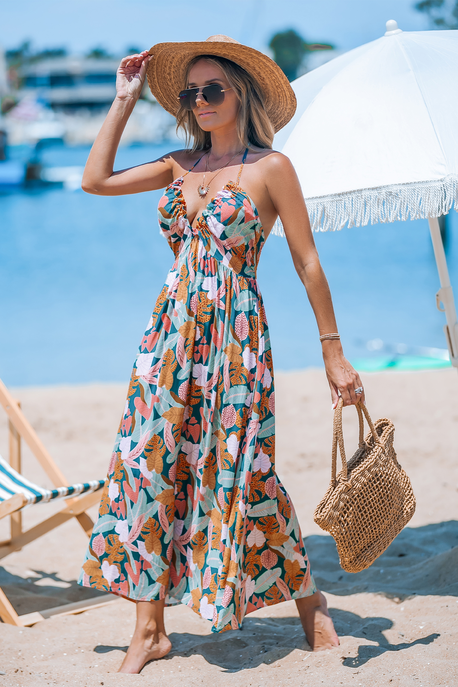 Vestido largo fruncido con cuello halter y estampado de hojas tropicales