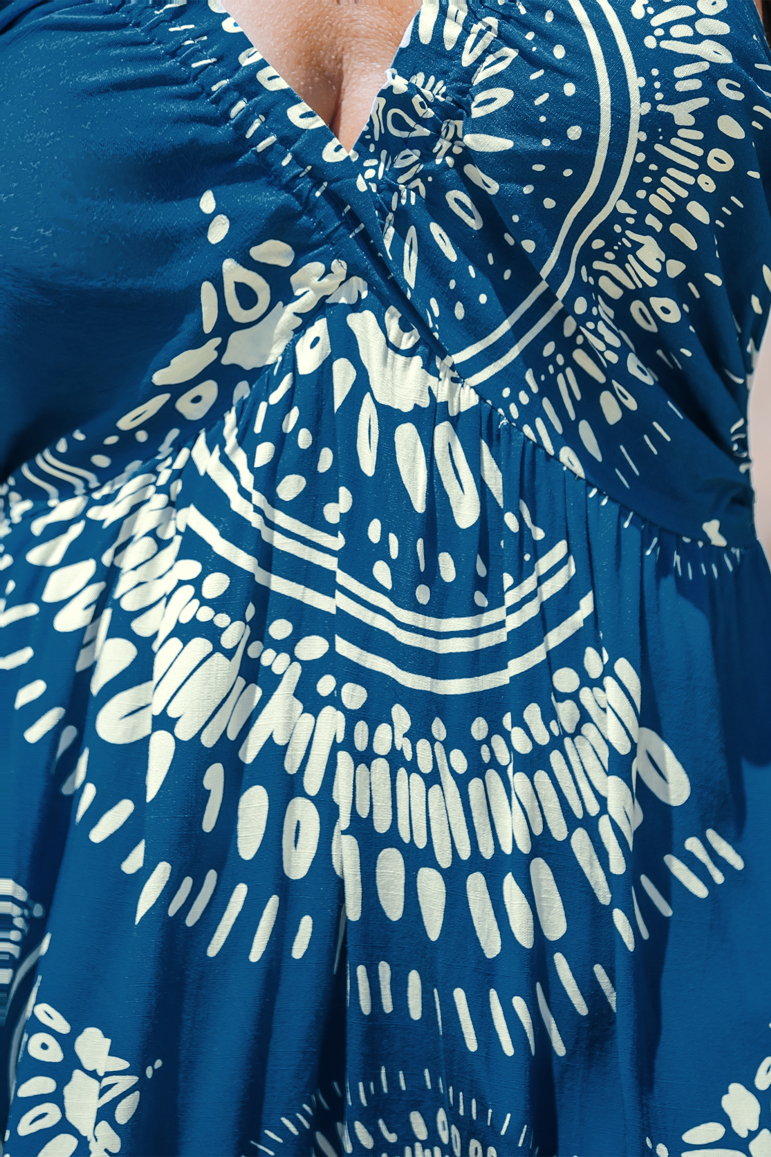 Niebieska sukienka maxi w stylu boho z dekoltem typu halter