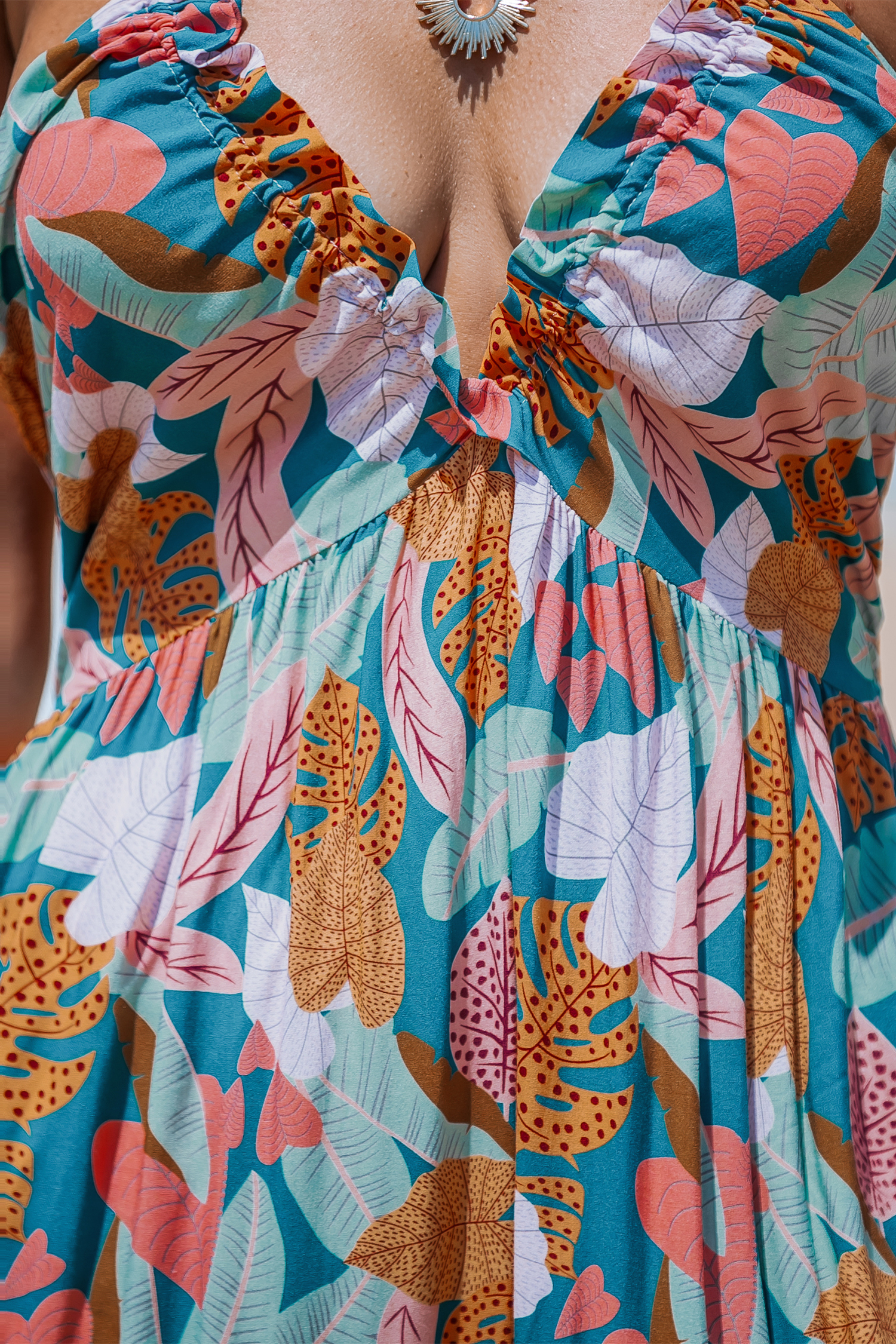 Vestido largo fruncido con cuello halter y estampado de hojas tropicales
