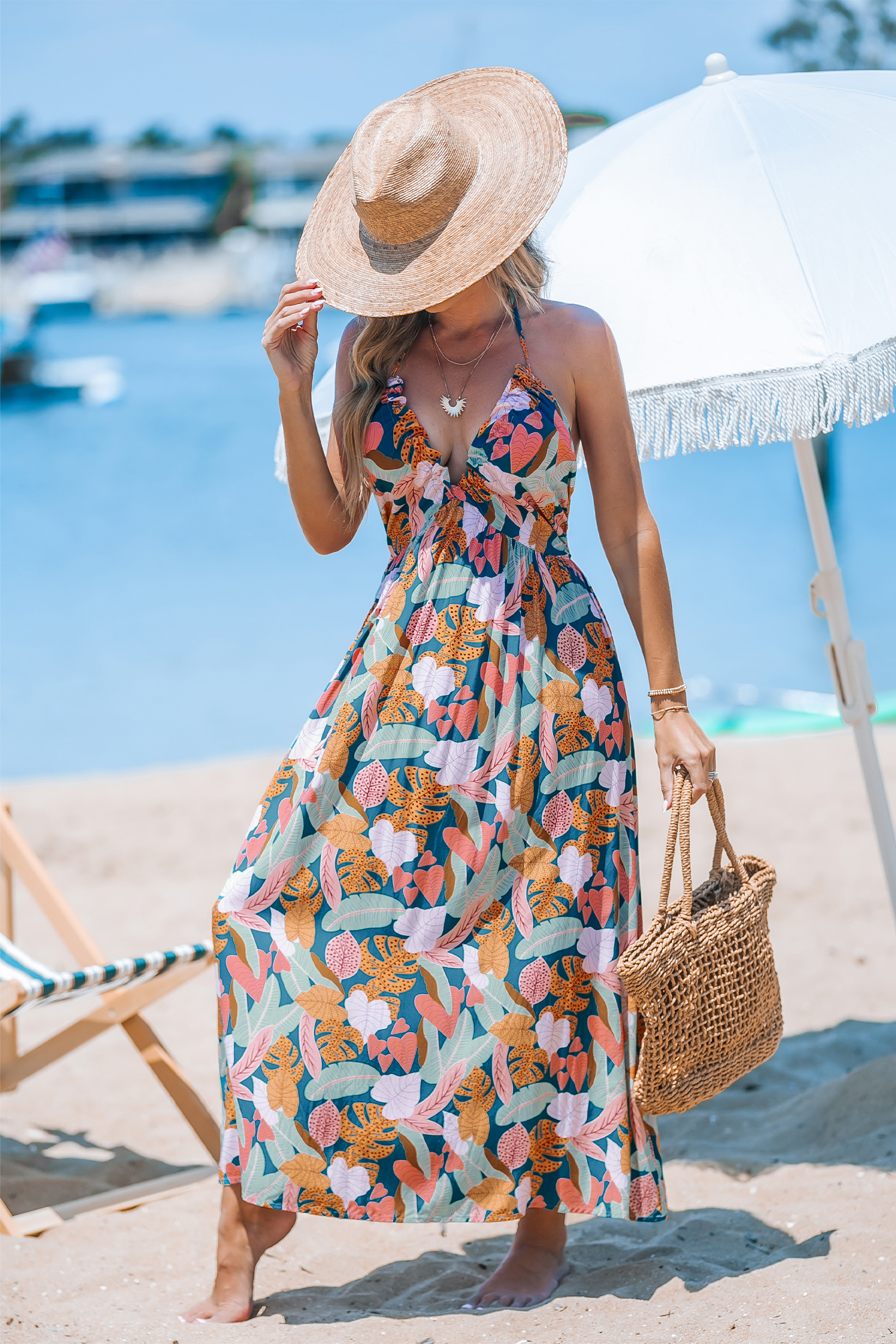 Vestido largo fruncido con cuello halter y estampado de hojas tropicales