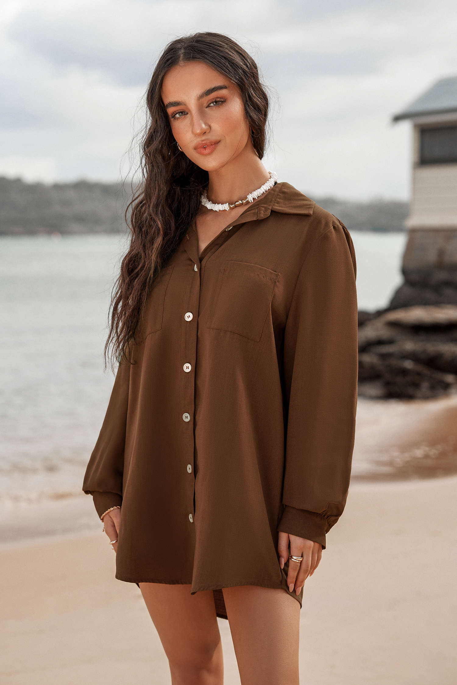 Blusa con botones de manga larga con cuello marrón