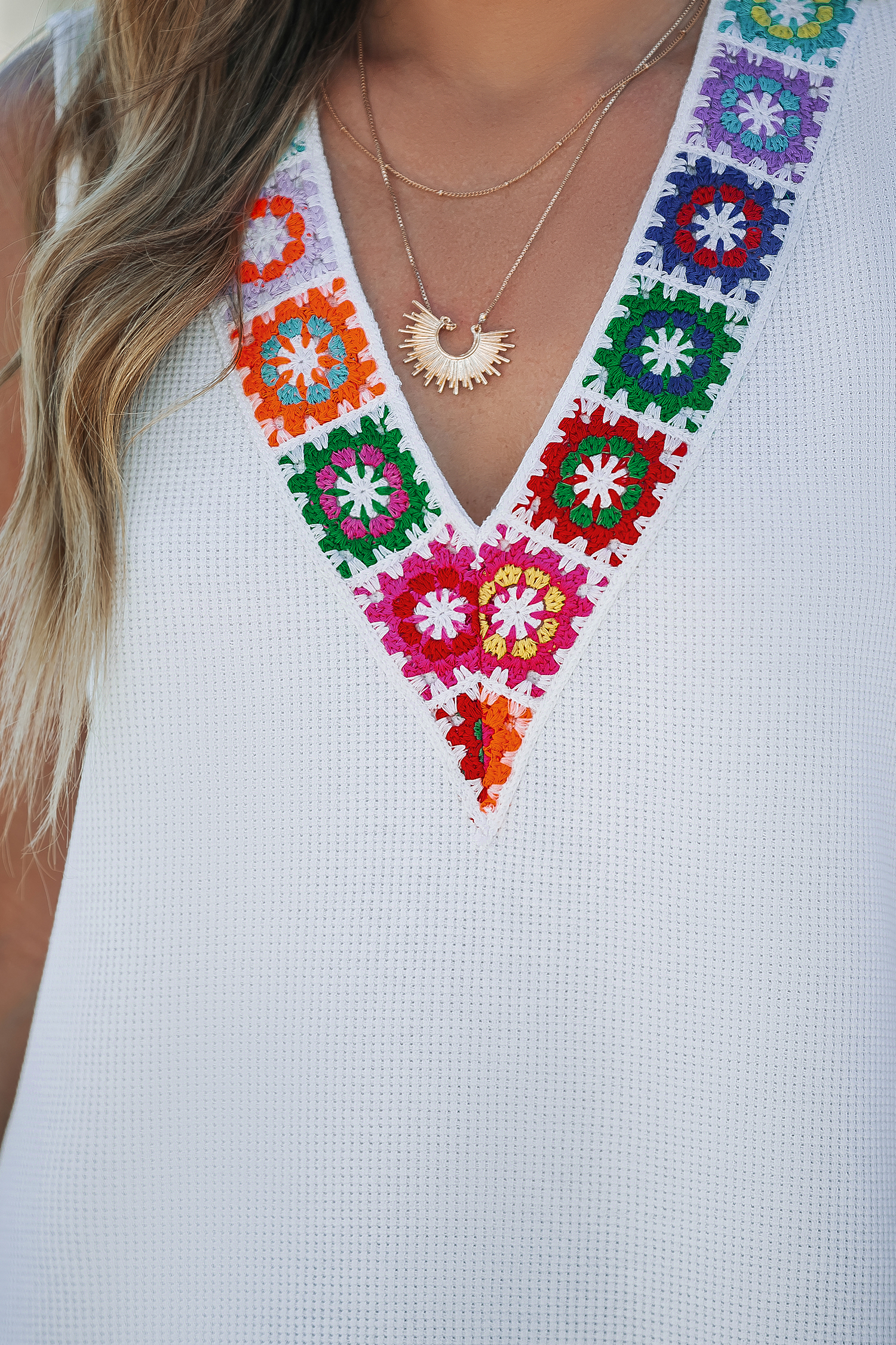 Blusa sin mangas con cuello de crochet blanca