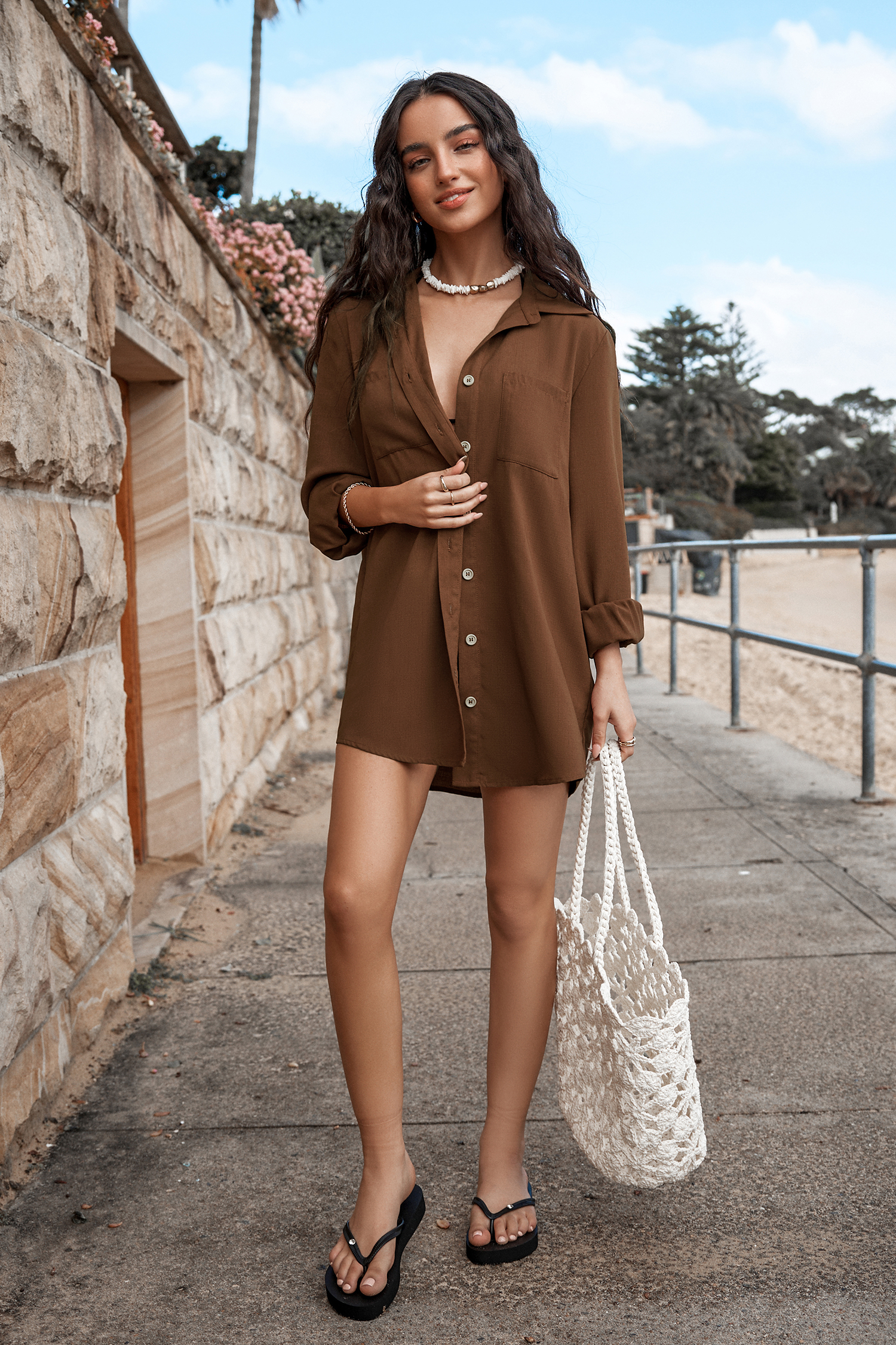 Blusa con botones de manga larga con cuello marrón