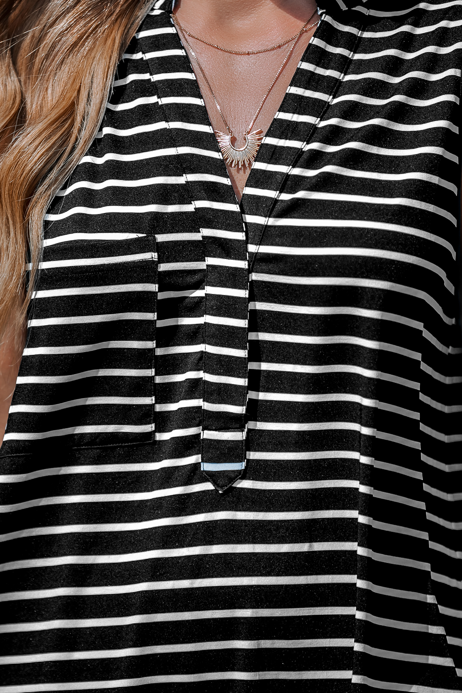 Minivestido sin mangas a rayas en blanco y negro