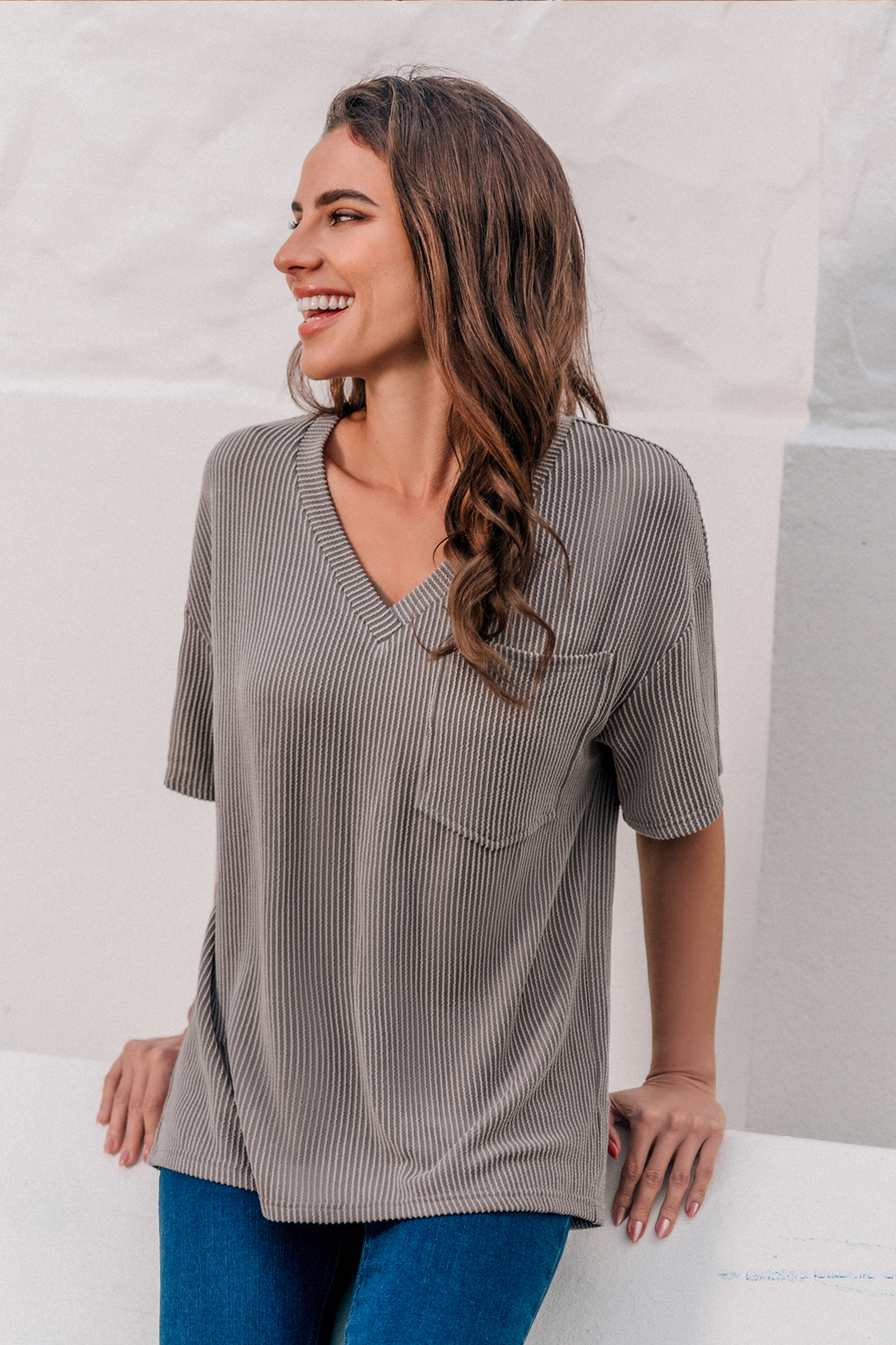 T-shirt grigia a maniche corte con spalle scese