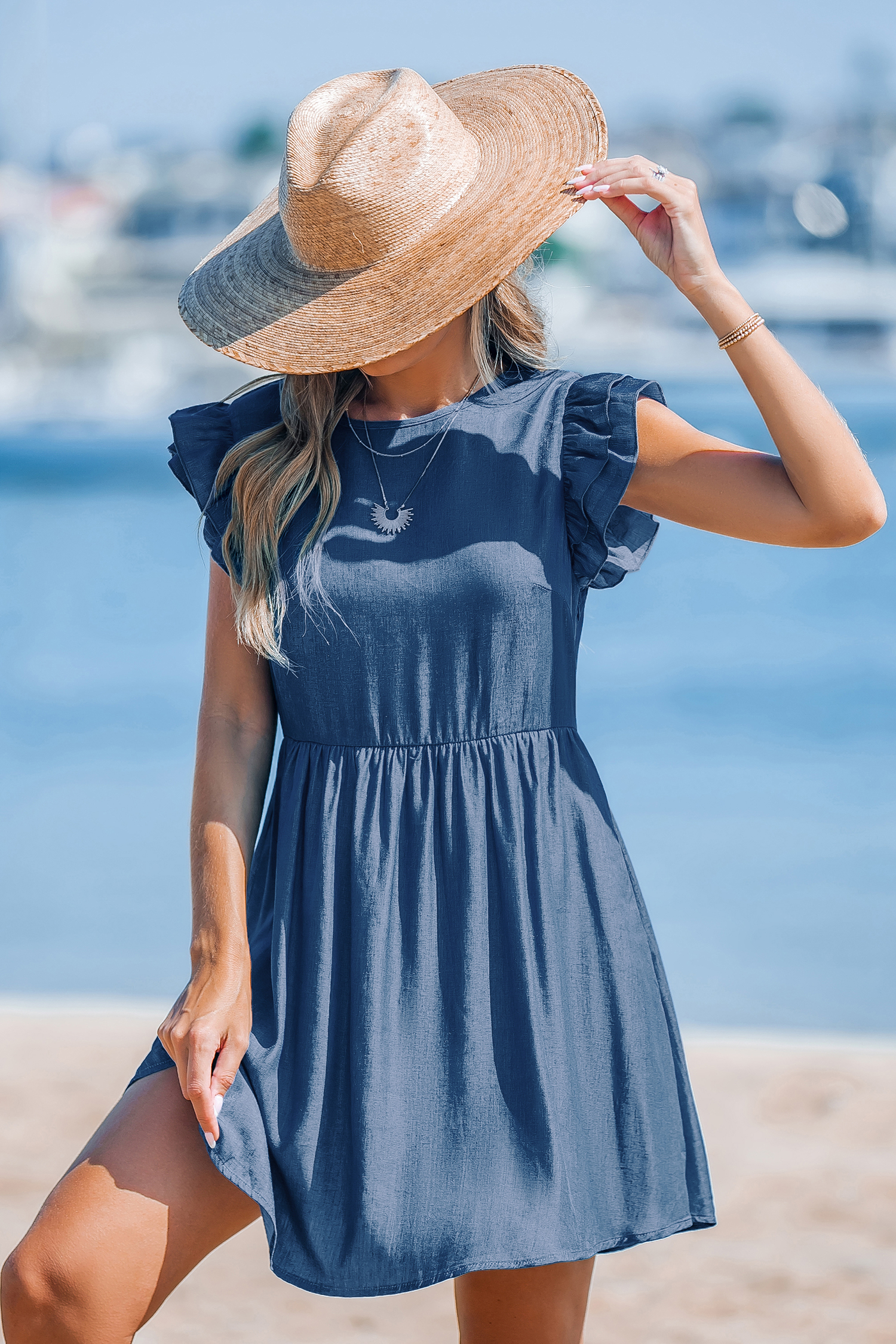 Miniabito blu con maniche svolazzanti a strati