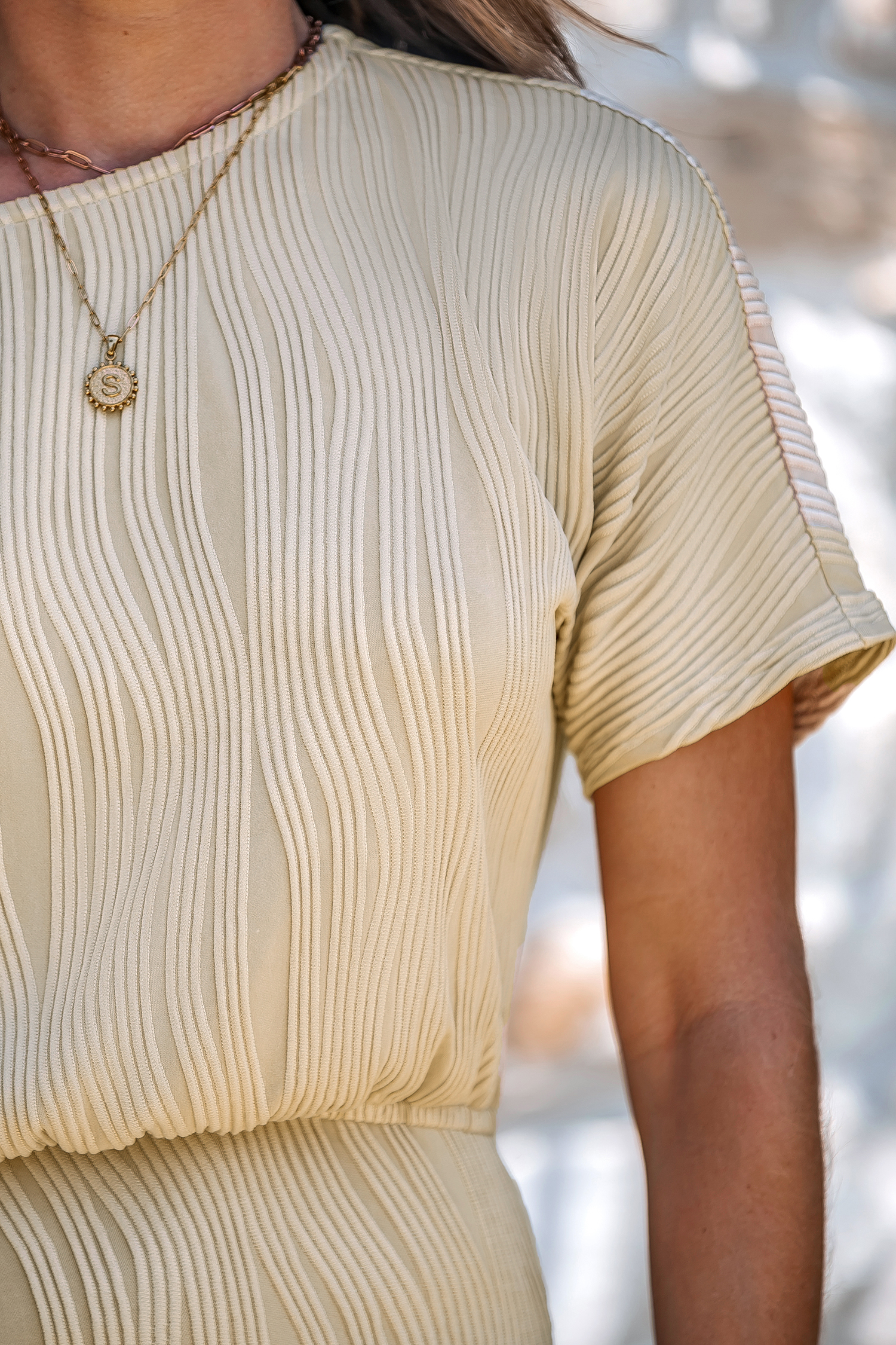 Morelowa sukienka midi z odkrytymi ramionami i falami