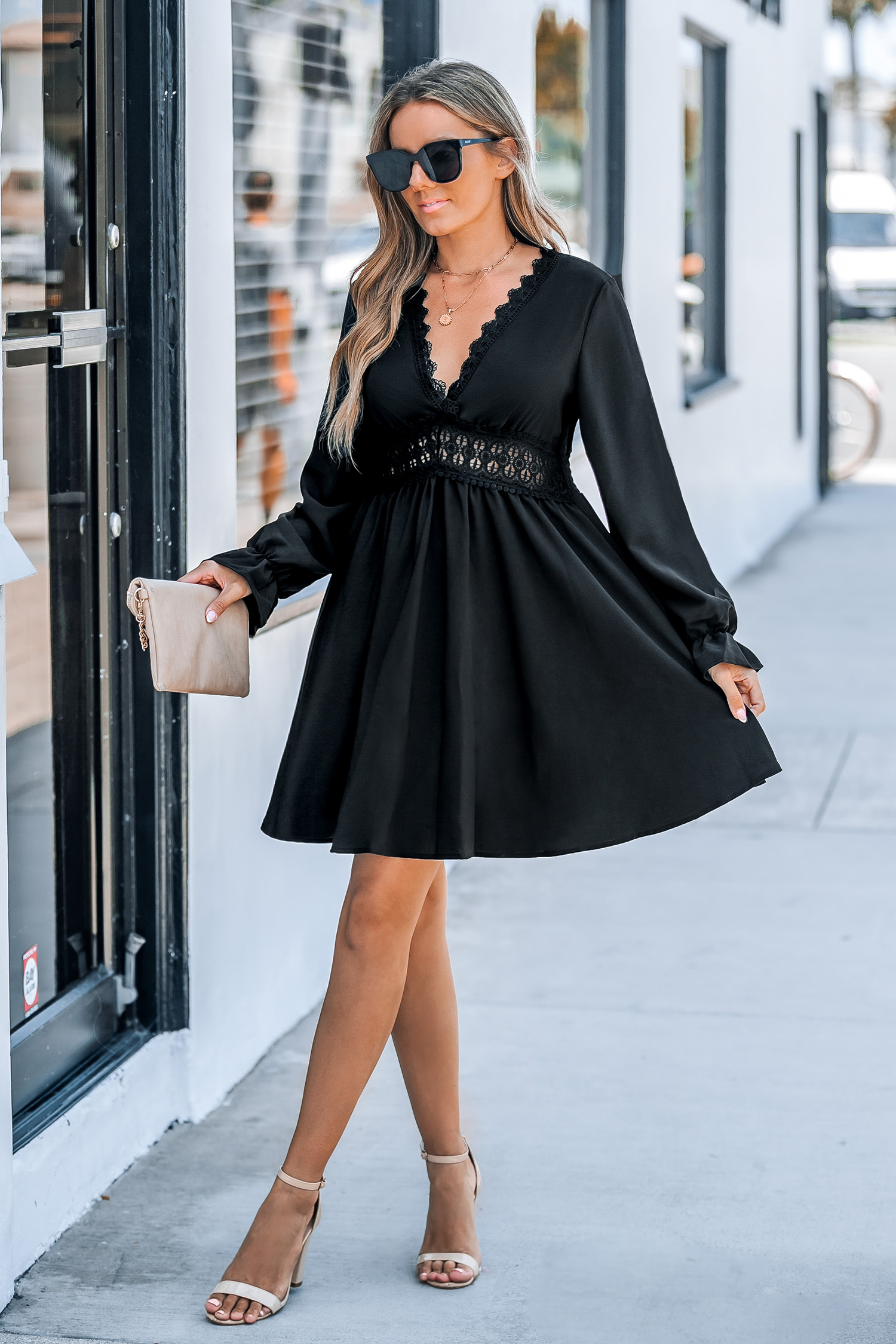 Vestido corto de encaje negro con escote en V y mangas estilo poeta