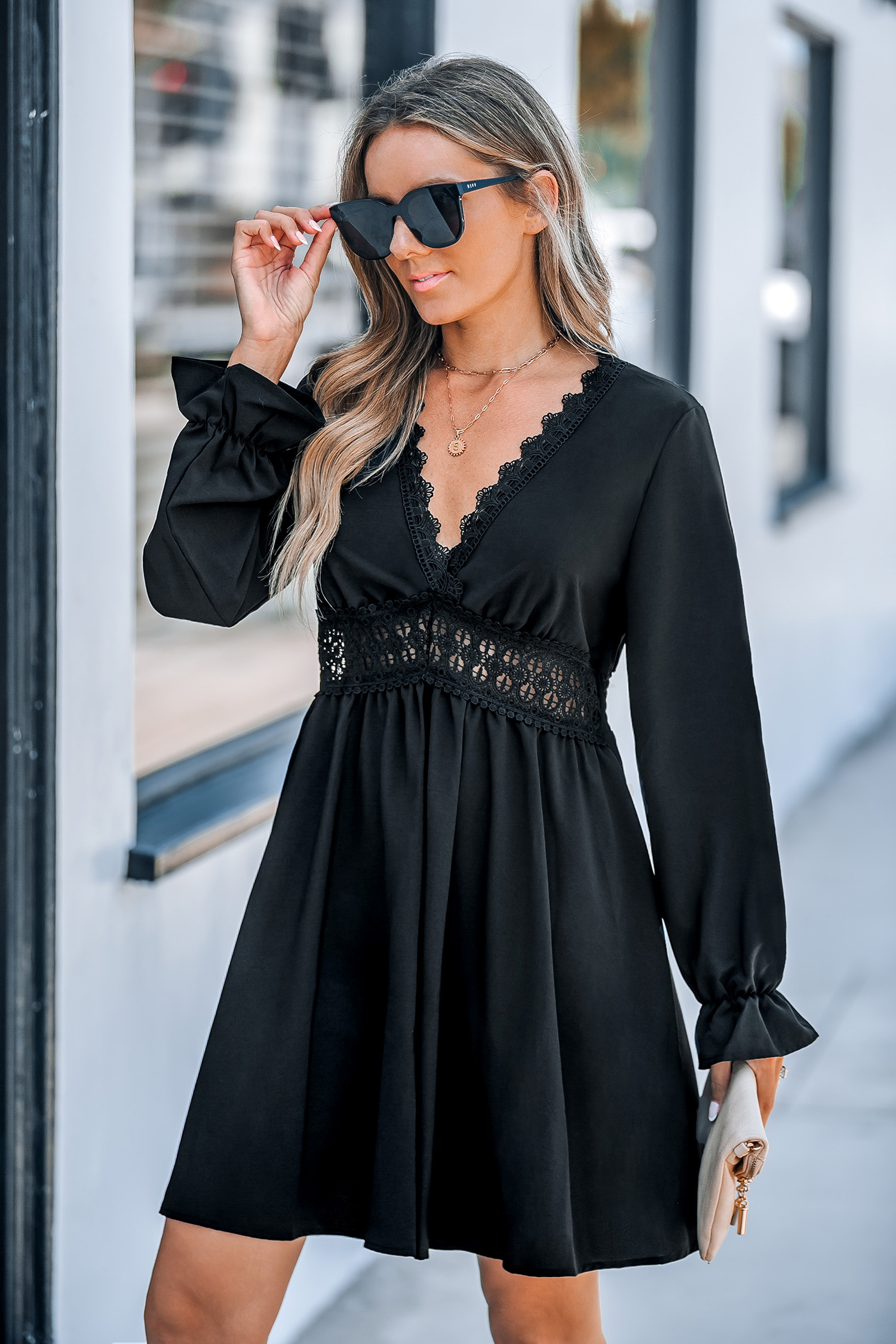 Vestido corto de encaje negro con escote en V y mangas estilo poeta