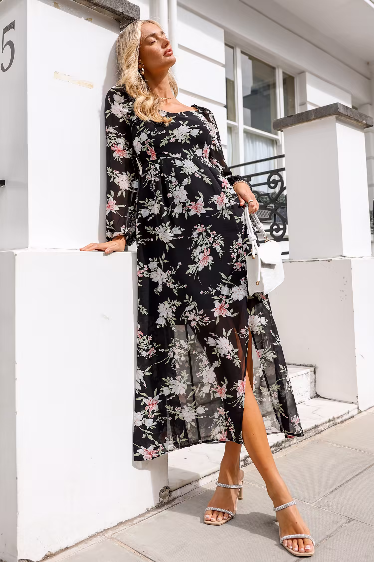 Maxikleid mit Diamantausschnitt und transparenten Ärmeln