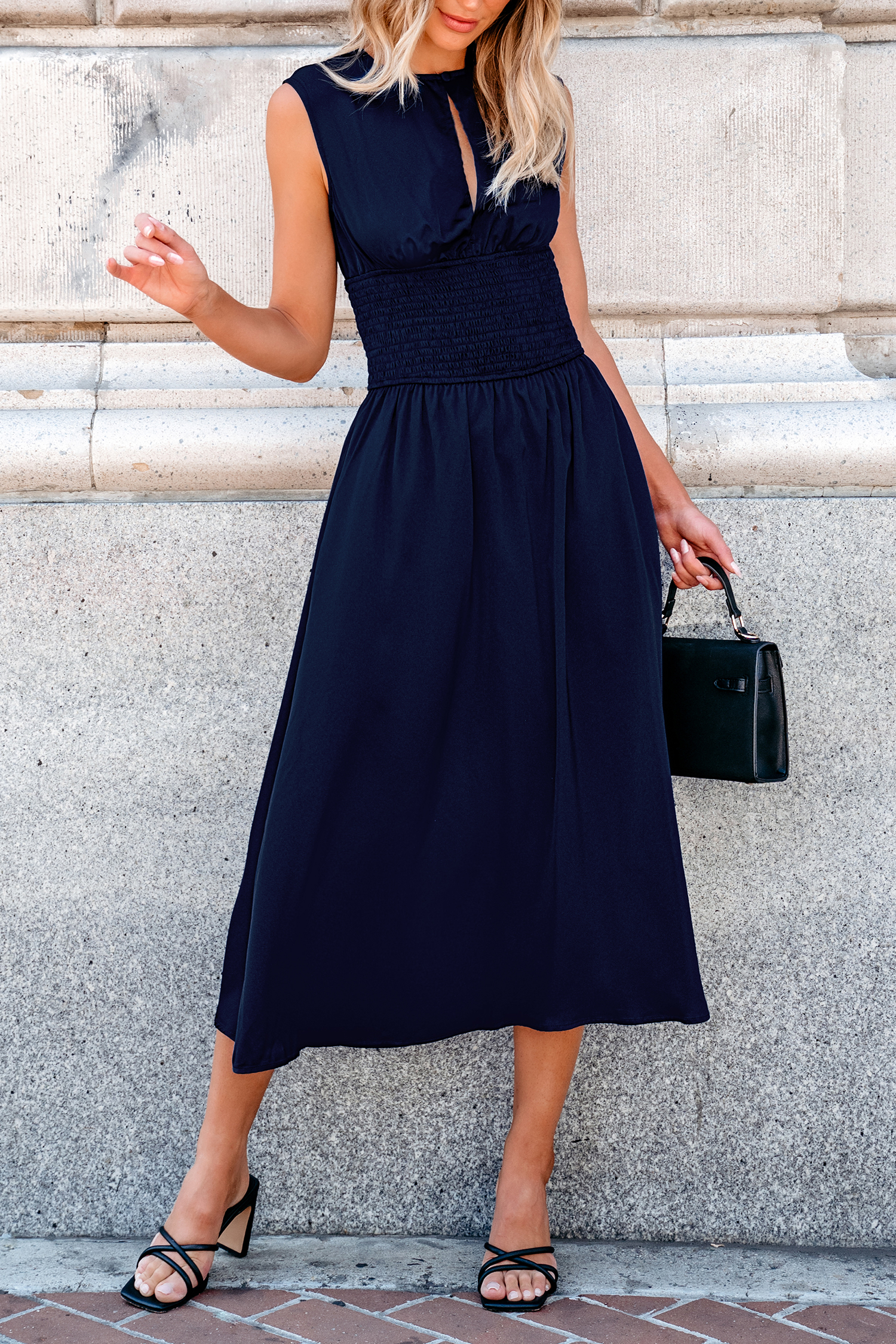 Abito midi blu con scollo rotondo e vita arricciata senza maniche