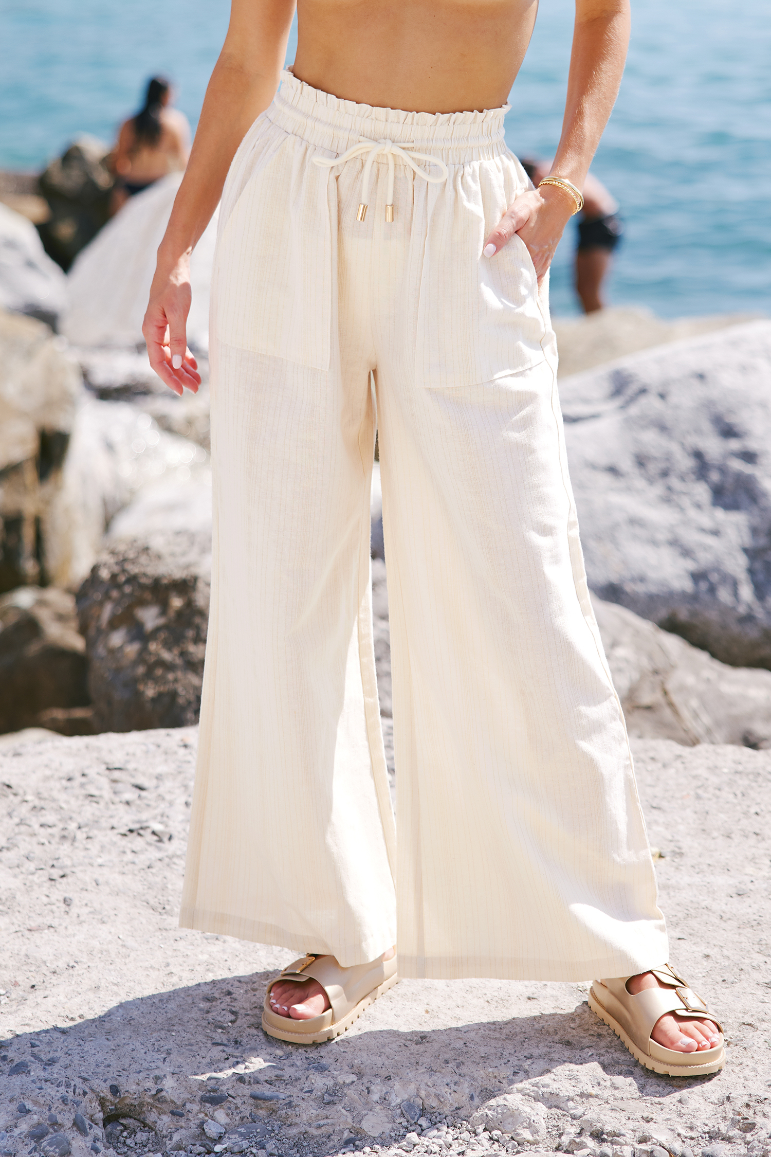 Pantalones palazzo con cintura paperbag color marfil