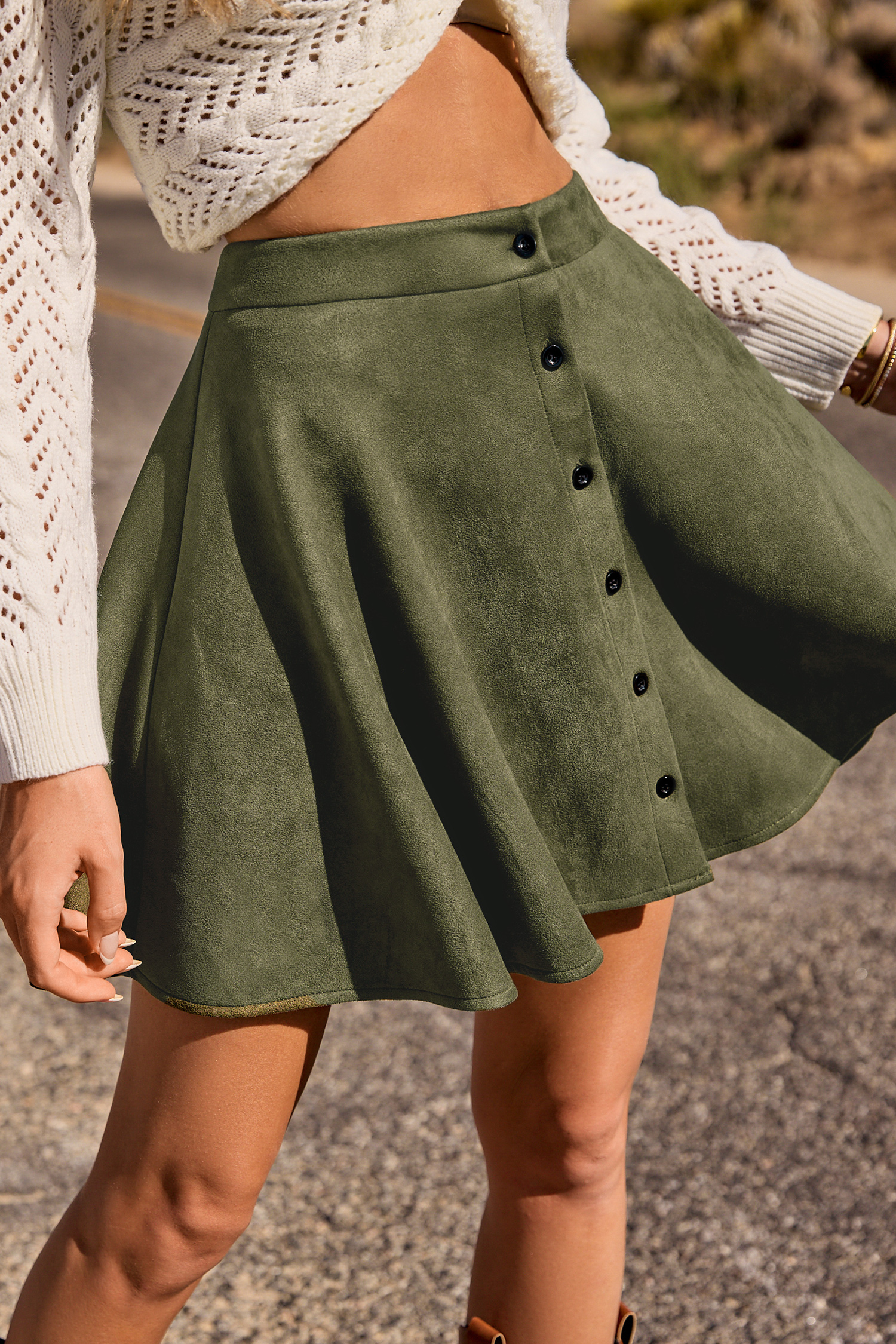 Jupe courte évasée à boutons sur le devant olive