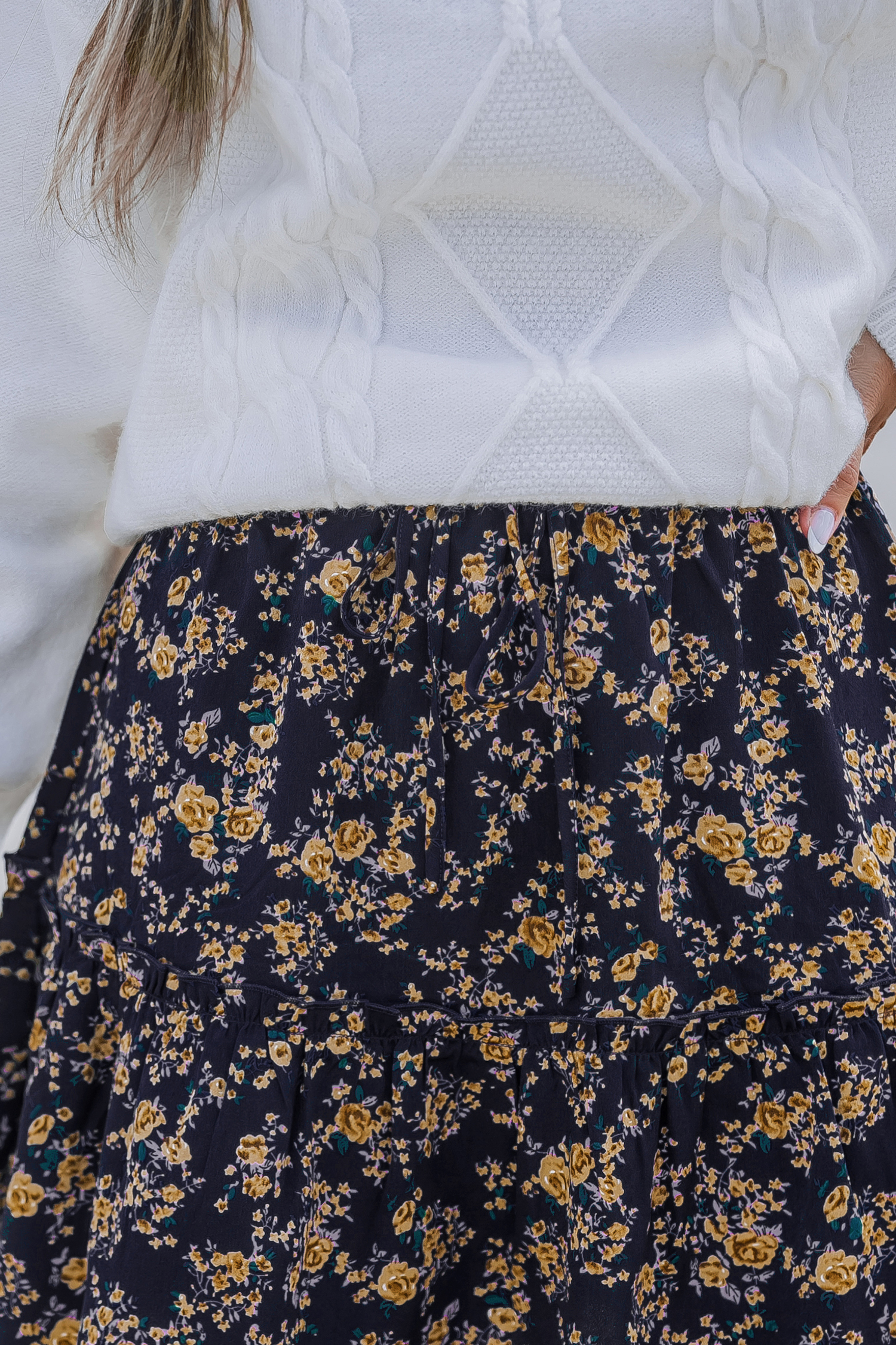 Jupe courte nouée à la taille à fleurs bleue