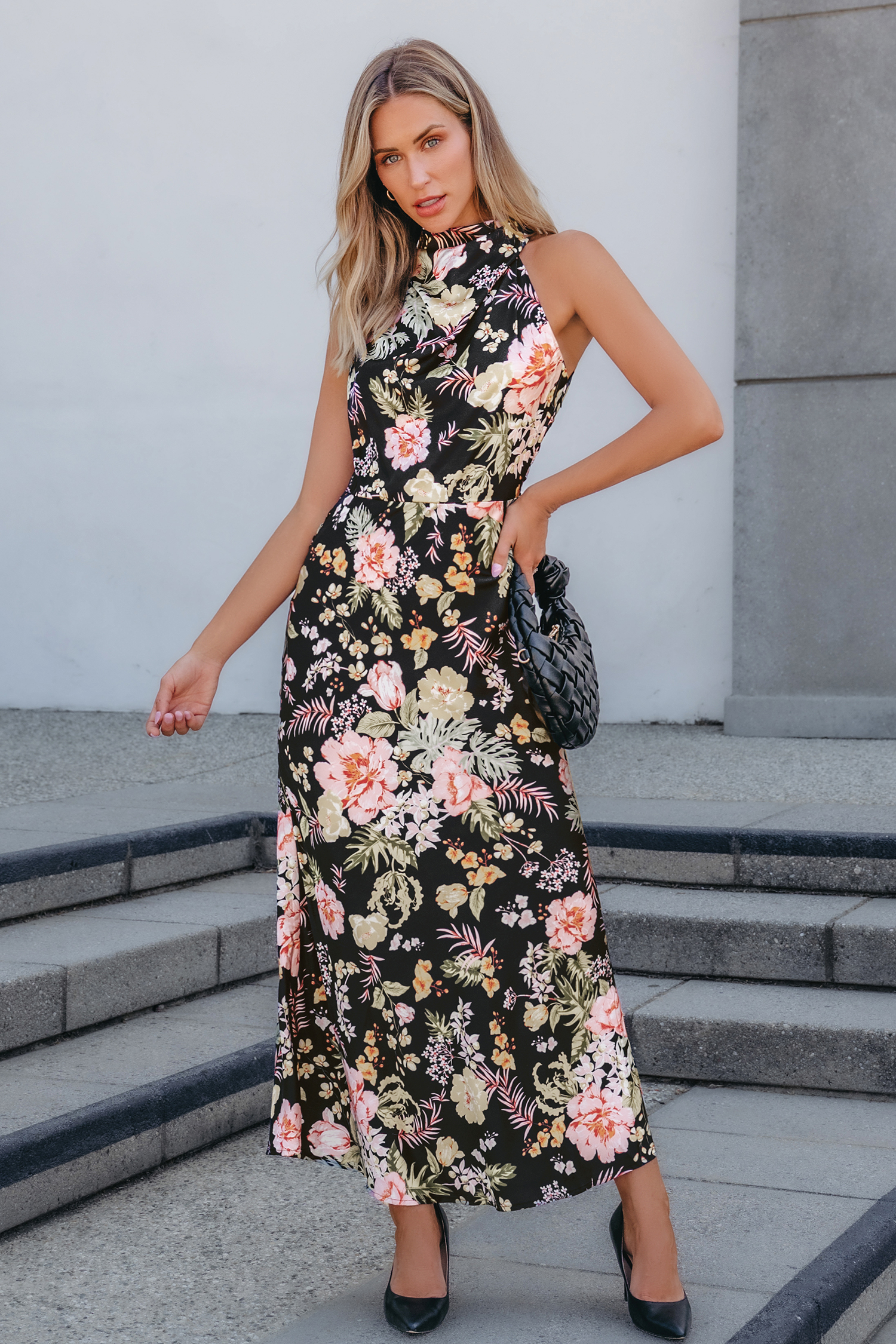 Vestido largo sin mangas con cuello alto y drapeado con flores negras